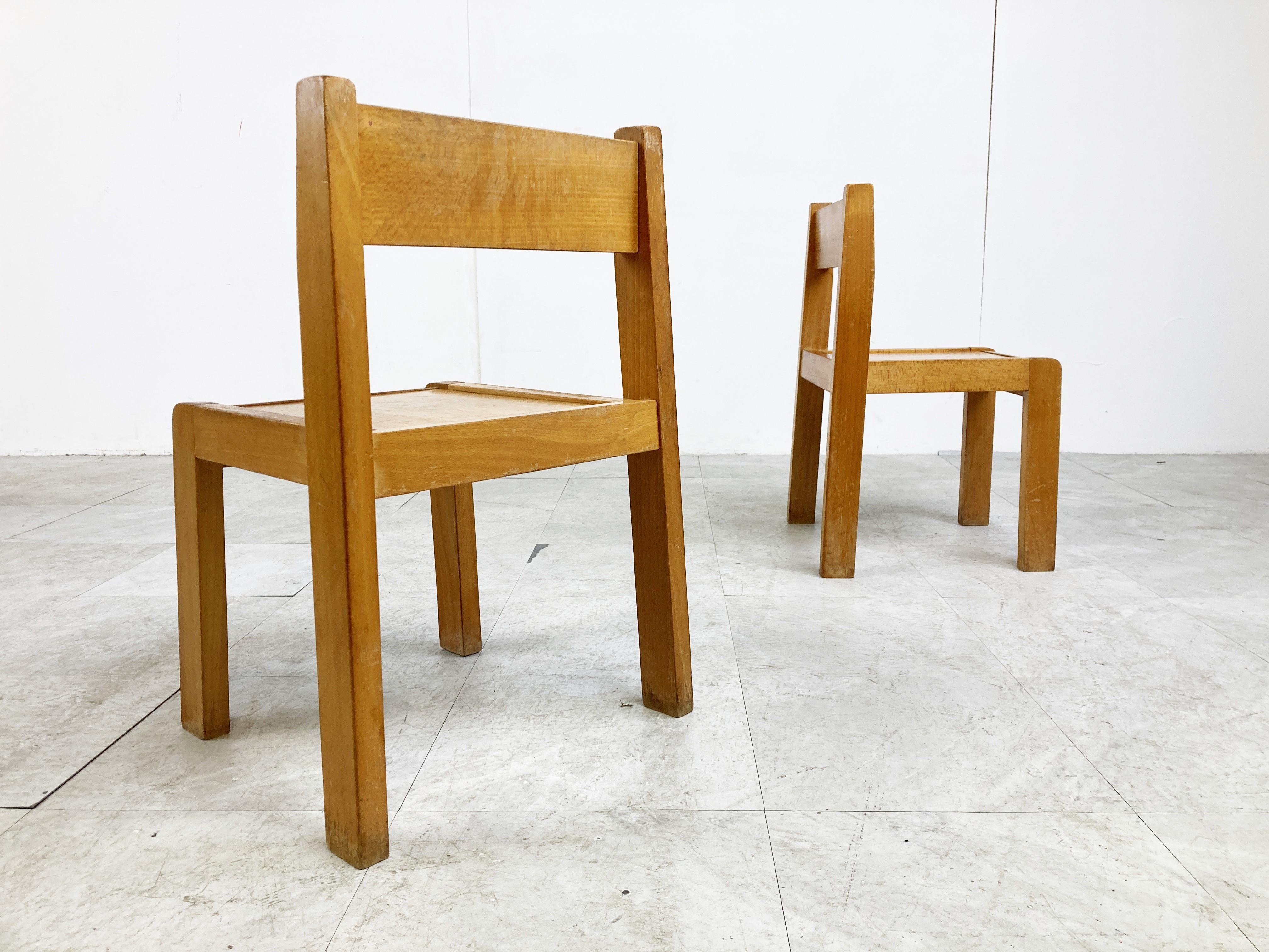 Sturdy vintage wooden school chairs for children.

Nicely used condition 

1970s - Belgium

Dimensions:
Height: 58cm/22.83
