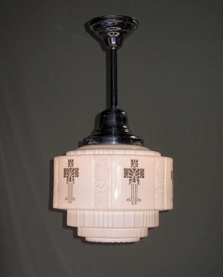 È una dimensione ideale per qualsiasi cucina, vintage o nuova. Aggiungi un po' di pepe alla tua cucina con questo mappamondo in vetro lattiginoso di ispirazione deco degli anni '30. Abbiamo ottenuto dei mappamondi con questa croce in stile art deco