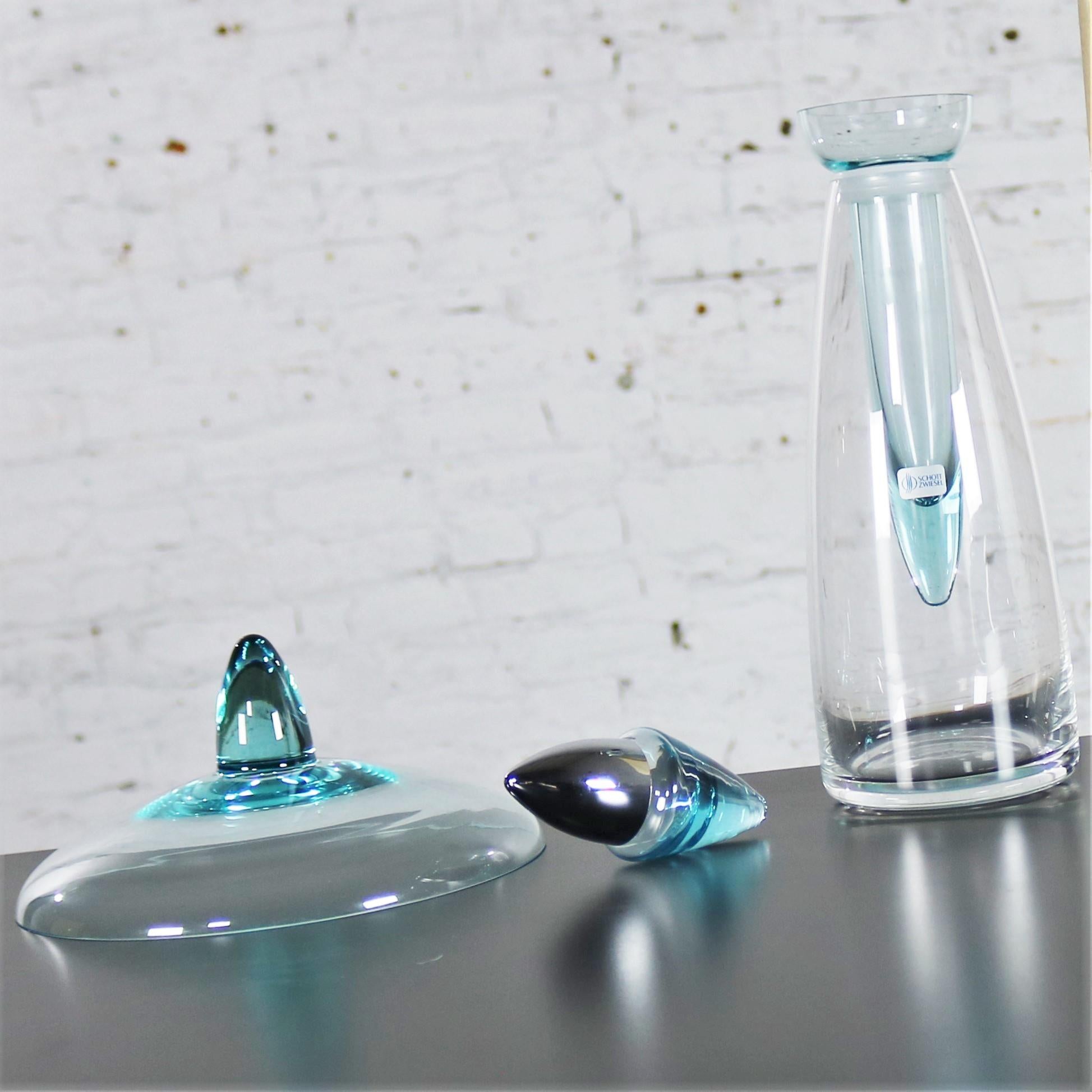 Magnifique vase, carafe et bol en verre à triple usage de SCHOTT, une division de Zwiesel Kristallglas. Ils sont dans un état vintage exceptionnel, sans ébréchures, fissures ou gerçures. De plus, ils conservent leur boîte d'origine. Veuillez voir