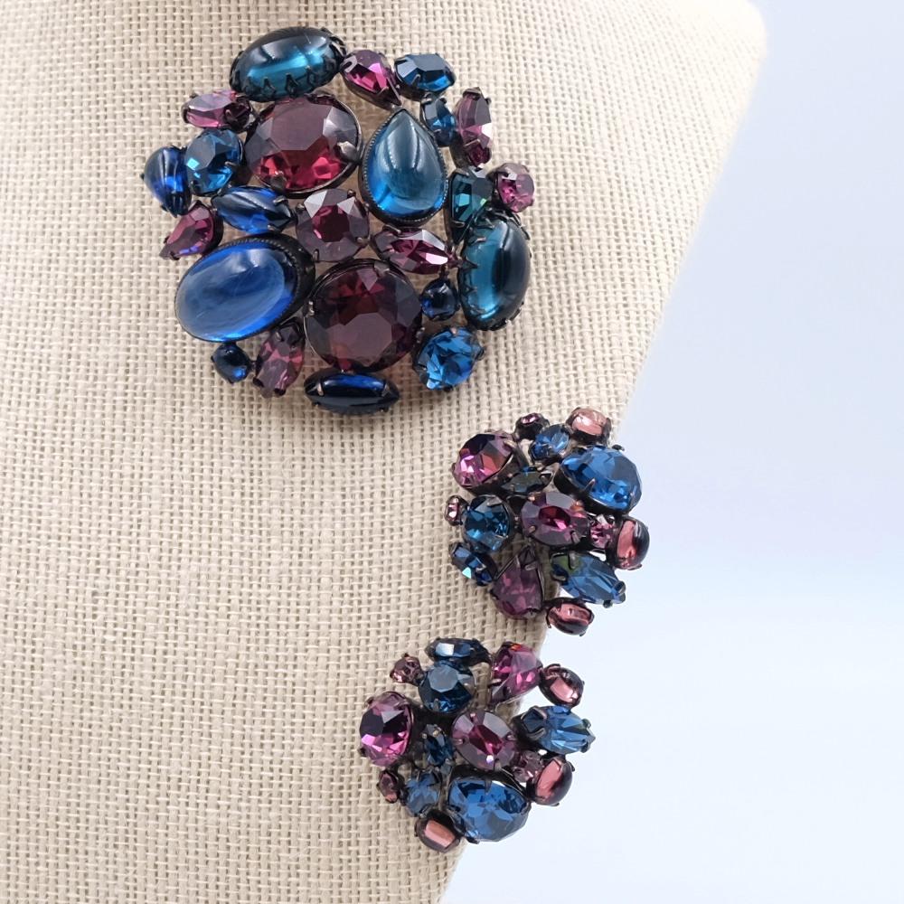 Period: 1950
Hallmark: Pat Pend
Condition: excellent
Dimensions: brooch 2.6 Inch, earrings 1.2 Inch
Materials: base metal, crystals, cabochons
Free worldwide shipping.