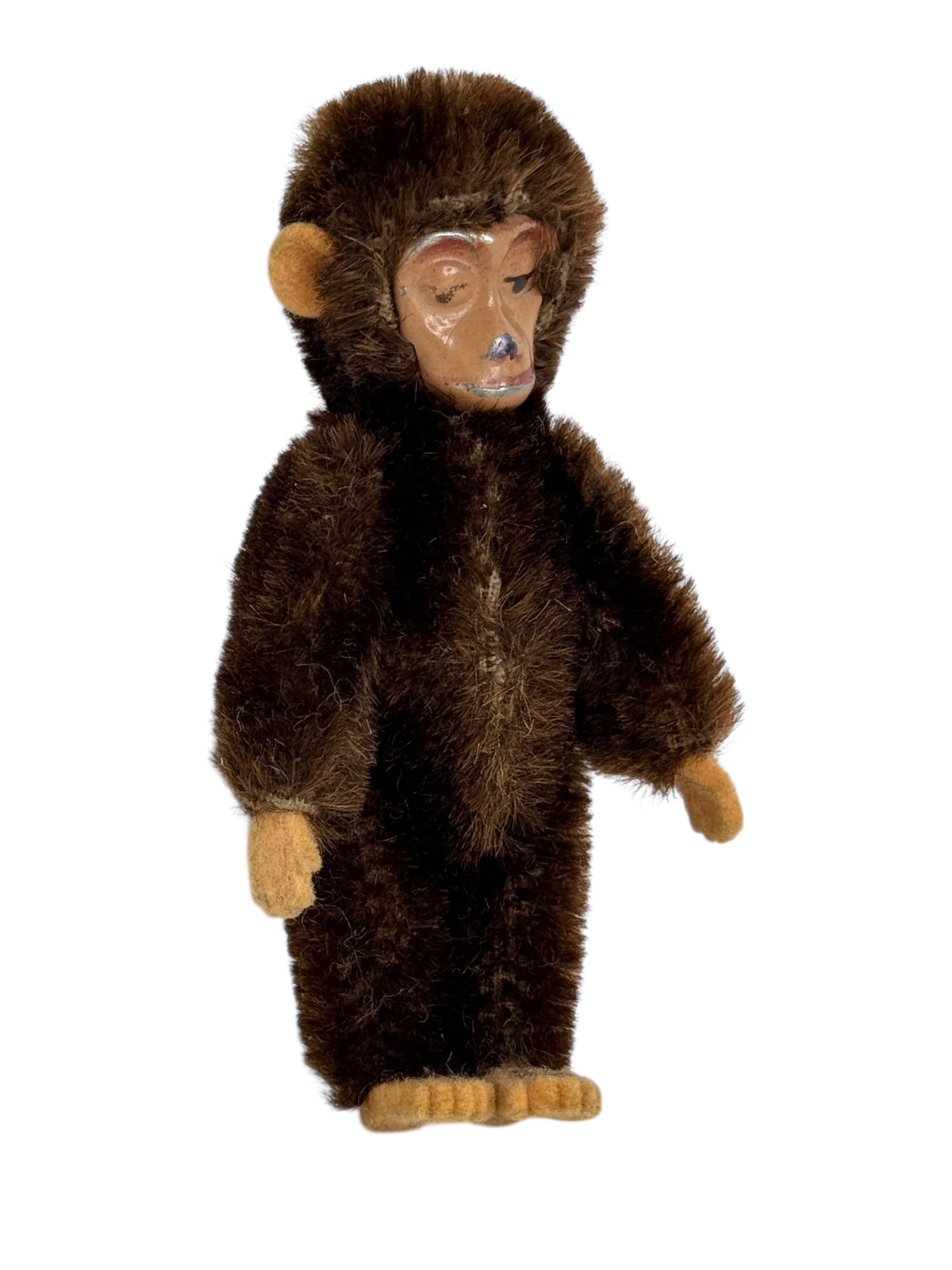 Metà XX secolo Schuco Miniature Mohair Scimmia Giocattolo con Faccia di Metallo Germania in vendita