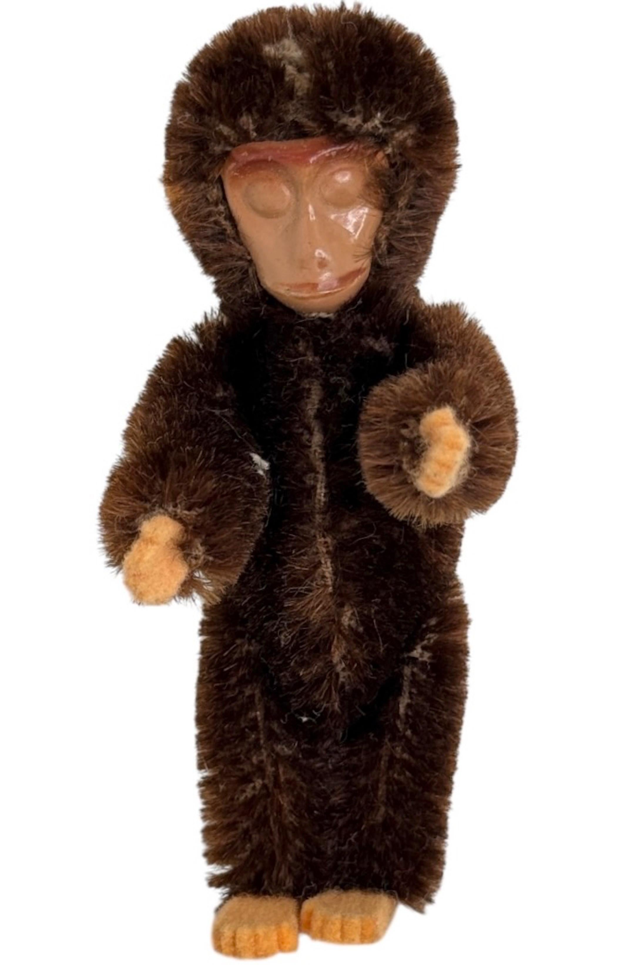 Scimmia Schuco con faccia in metallo dipinto, Germania, circa anni '50 - '60
Un'affascinante scimmia Schuco d'epoca, realizzata in Germania tra gli anni '50 e '60 dalla rinomata Schuco Toy Company. Questa deliziosa figura ha un volto in metallo