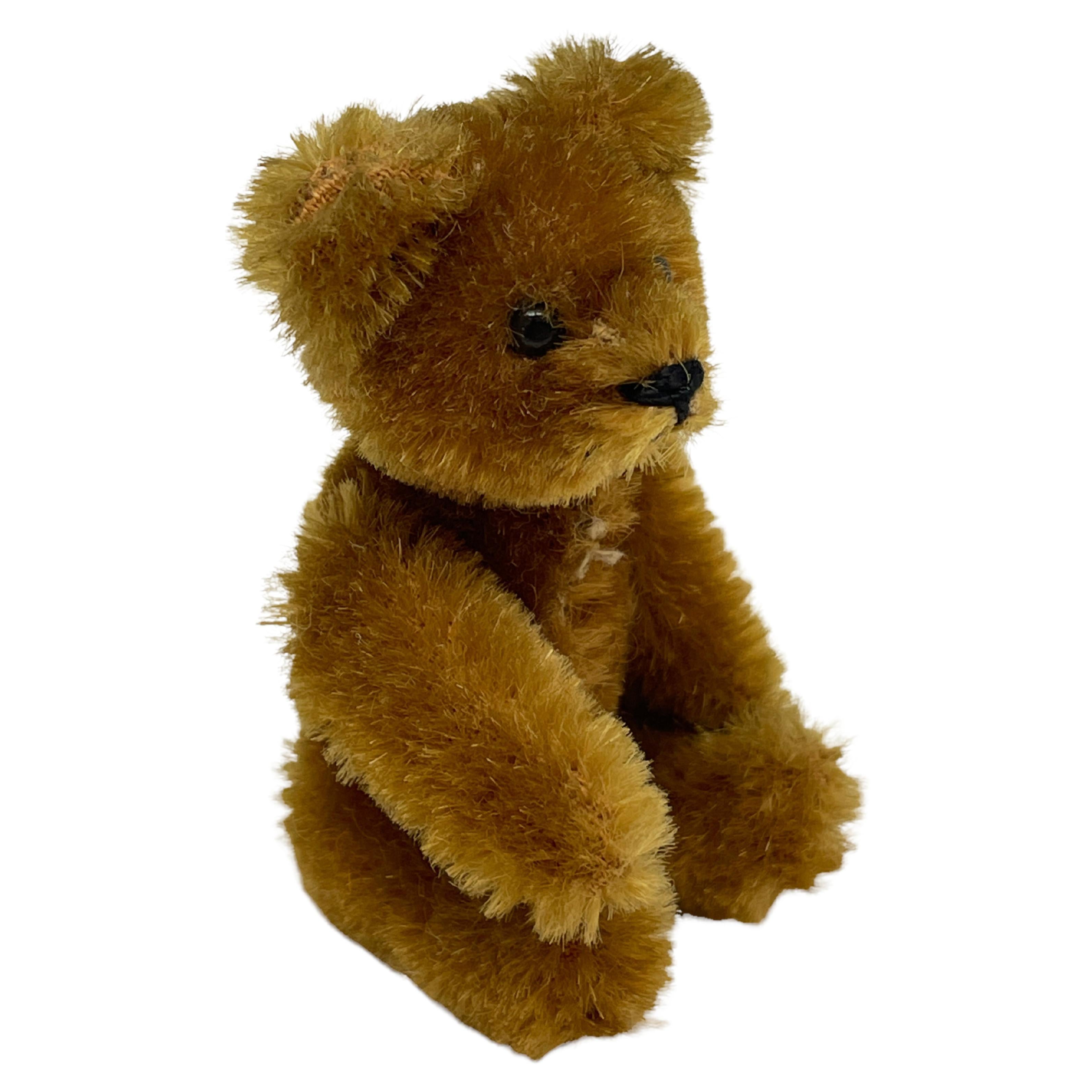 Très bel ours Schuco des années 1930 avec yeux en métal. Les bras et les jambes bougent et la tête peut tourner à gauche et à droite. Fabriqué en Allemagne par la célèbre société Schuco Toy Company. Il est en très bon état. Un bel ajout à toute