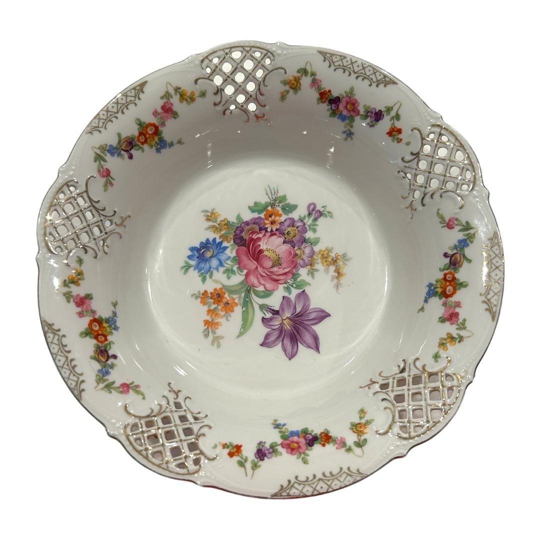 Allemand Bol à festons réticulé en porcelaine vintage Schumann Dresden à motifs floraux en vente