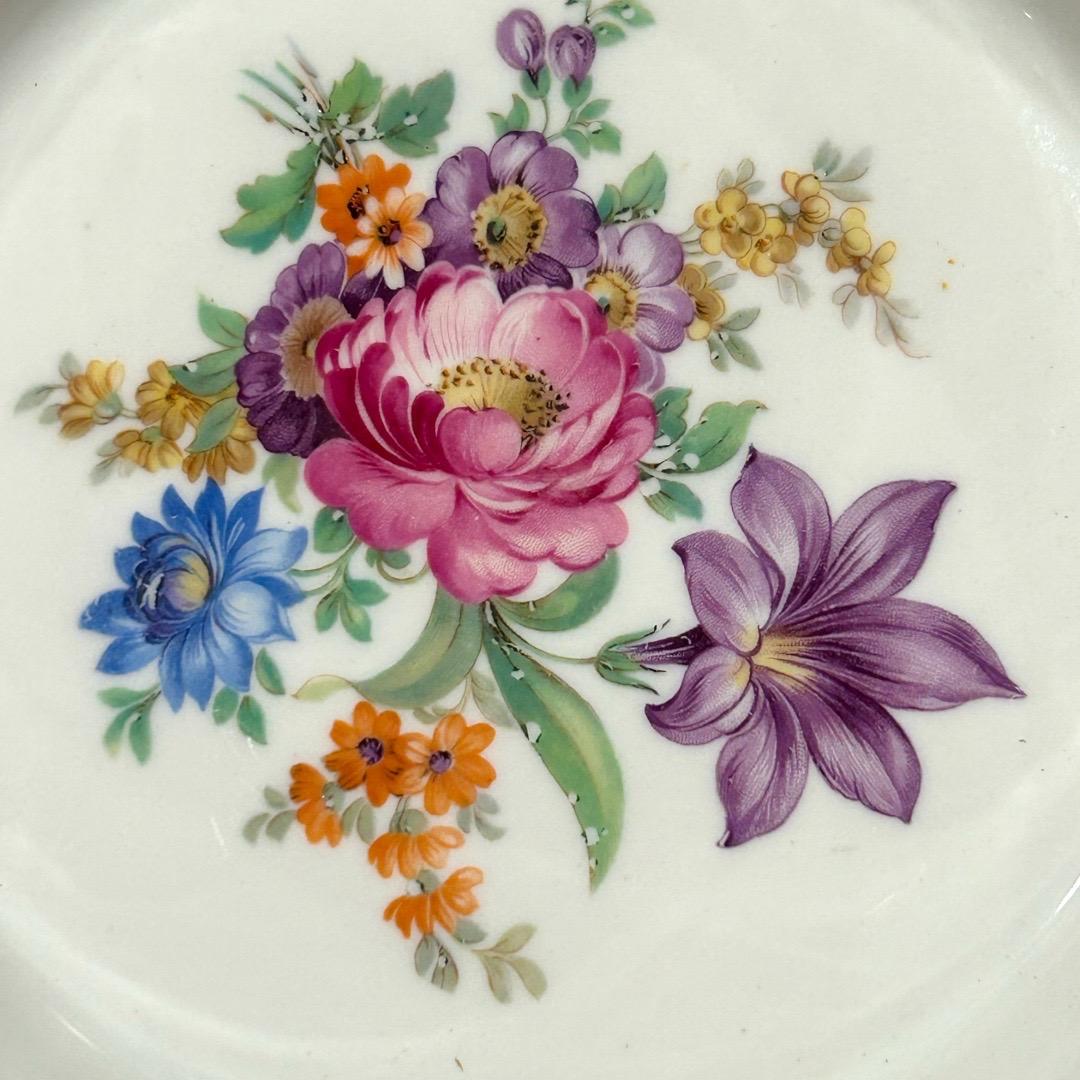 Peint à la main Bol à festons réticulé en porcelaine vintage Schumann Dresden à motifs floraux en vente