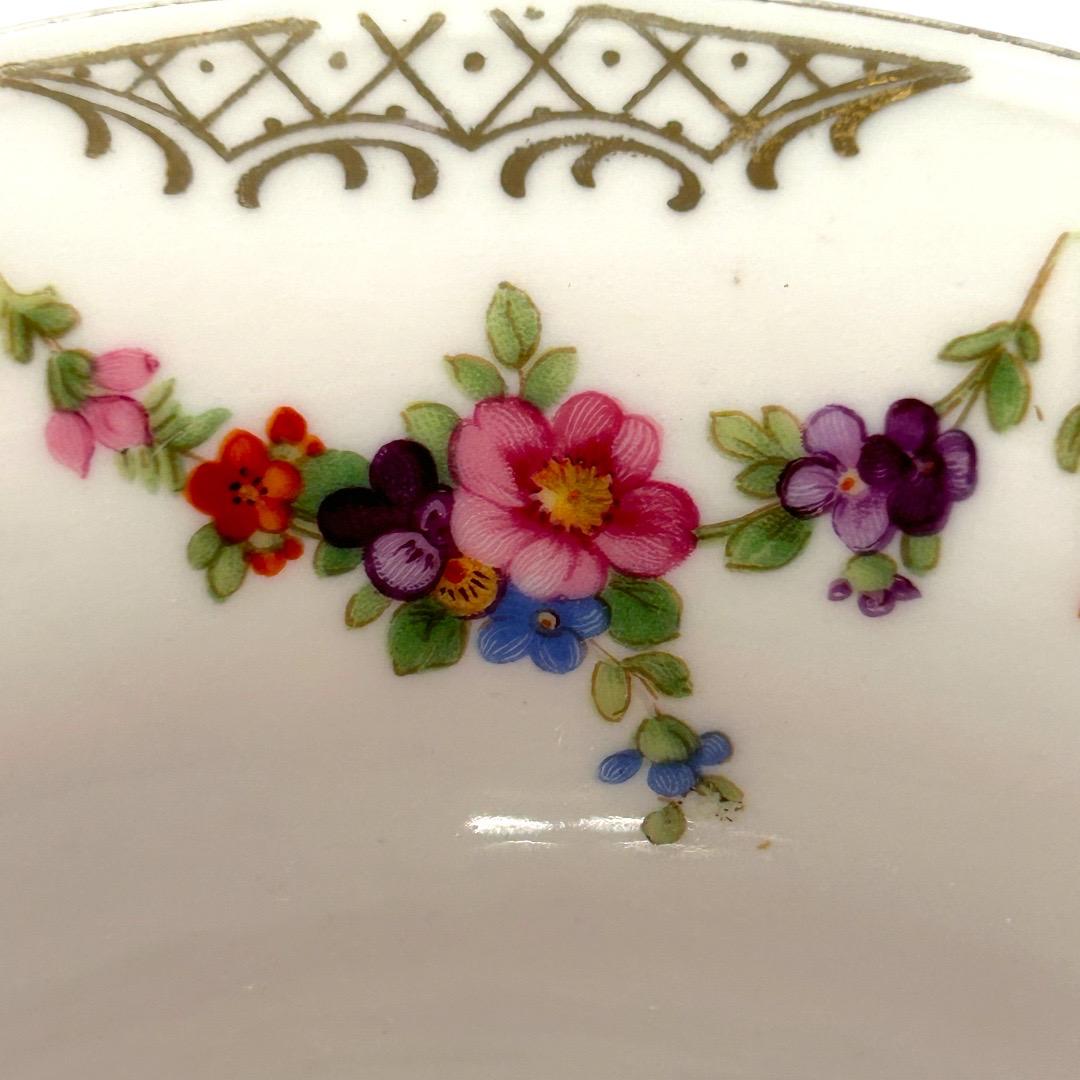Bol à festons réticulé en porcelaine vintage Schumann Dresden à motifs floraux Bon état - En vente à Naples, FL