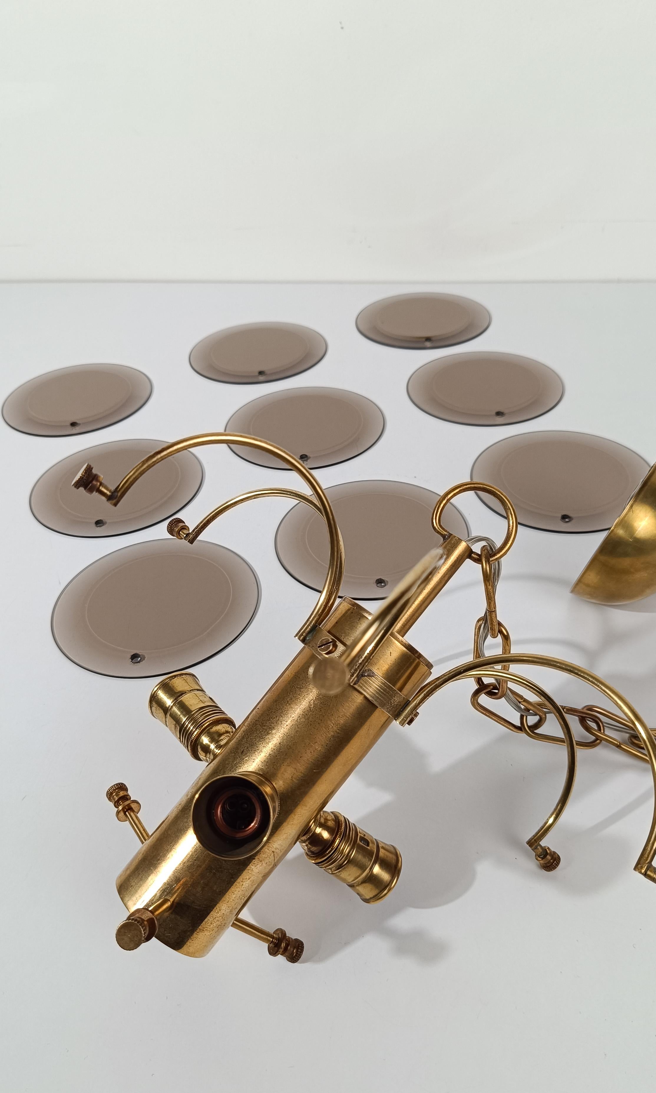 Lámpara vintage SCIOLARI de latón y discos de cristal biselado ahumado, Italia años 70 Moderno de mediados de siglo en venta