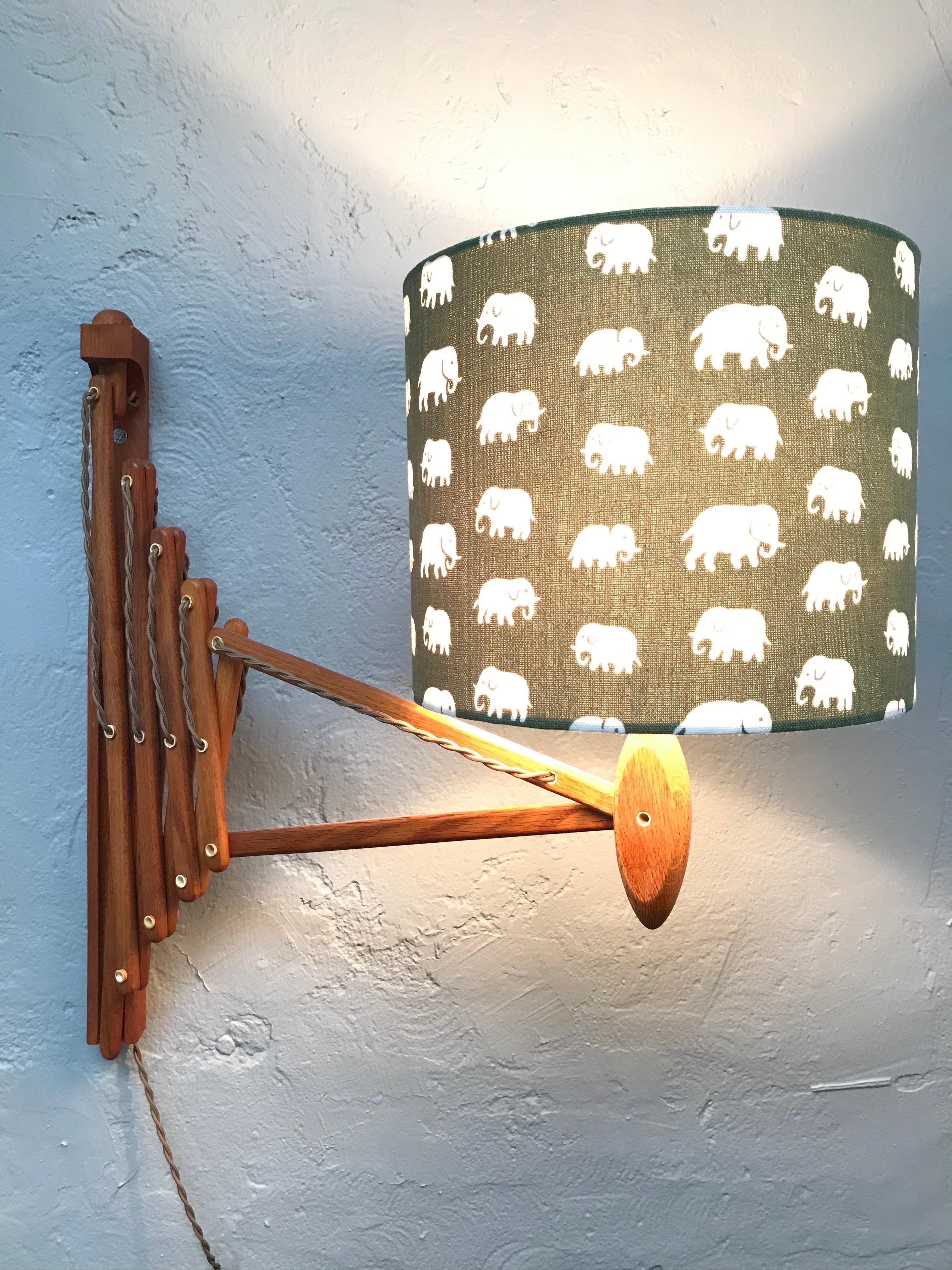 Iconic vintage Le Klint scissor lamp up light in oak from the 1960s and designed by Erik Hansen
In great vintage condition with new wiring and ready to use.
Lamp shade not included. 
Can be fitted with an EU US or UK plug. 
Scandinavian design and