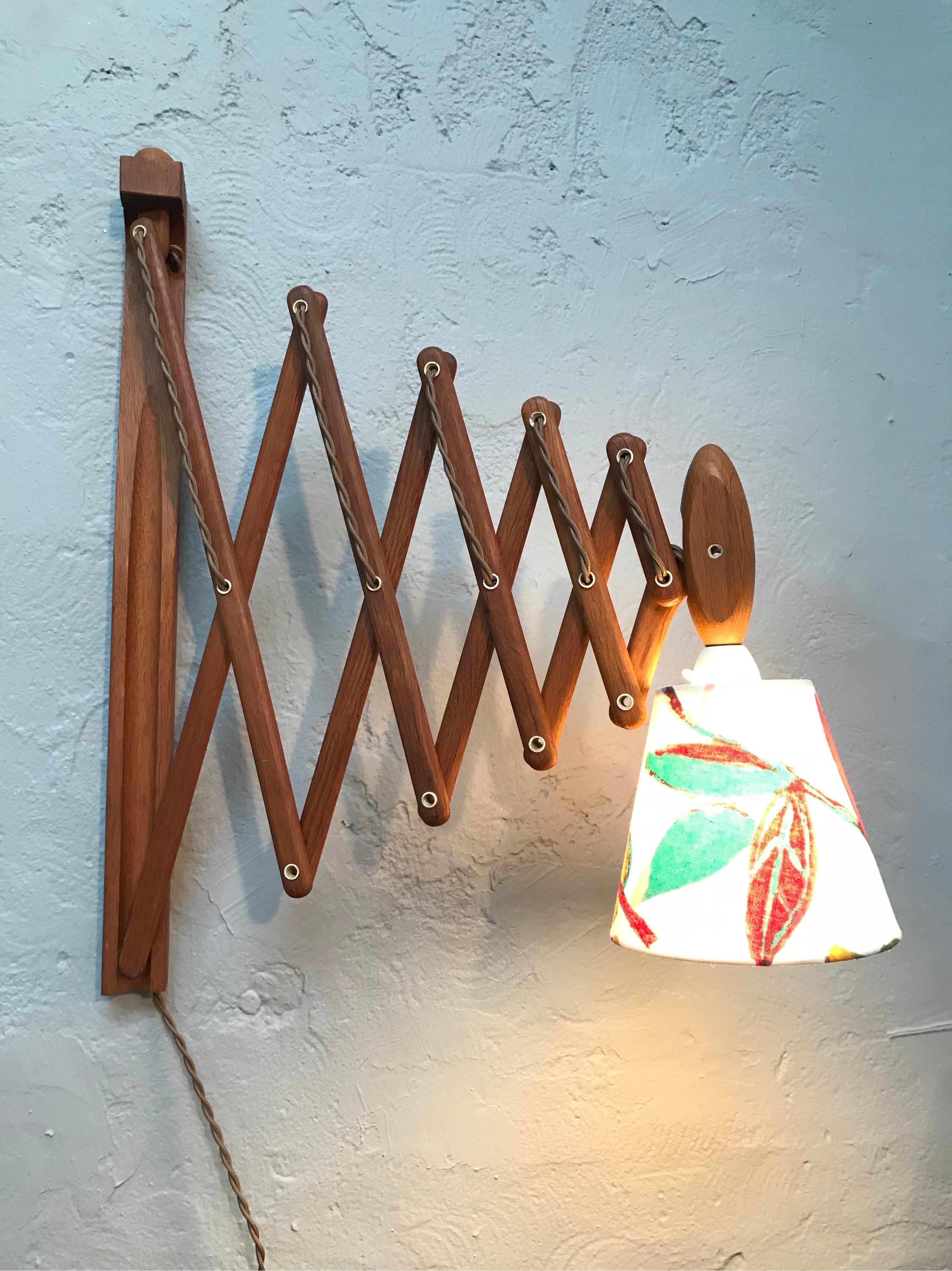 Iconic Vintage Le Klint scissor lamp down light in oak from the 1960s and designed by Erik Hansen.
In great vintage condition with new wiring and ready to use.
Fitted with a new lampshade in the manner of Josef Frank.
Danish design and quality at