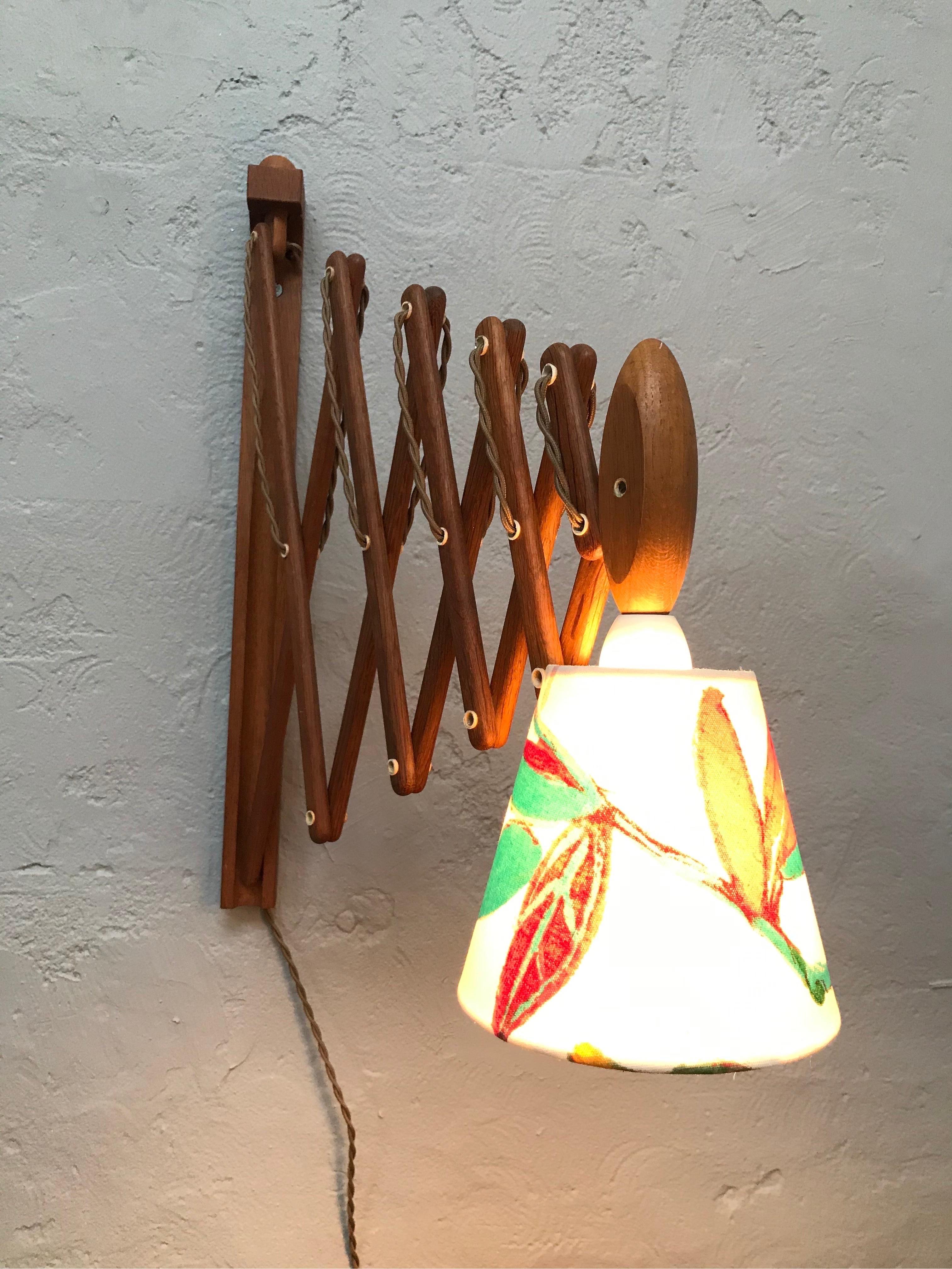 Mid-Century Modern Vintage Scissor Lamp in Oak from the 1960s by Erik Hansen for Le Klint