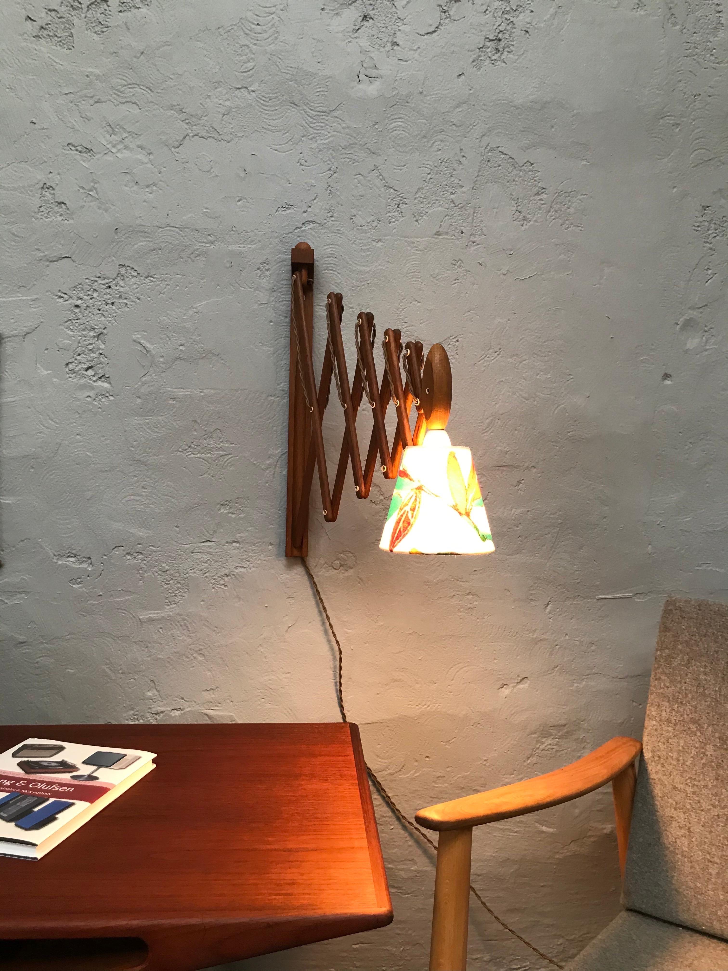Danish Vintage Scissor Lamp in Oak from the 1960s by Erik Hansen for Le Klint