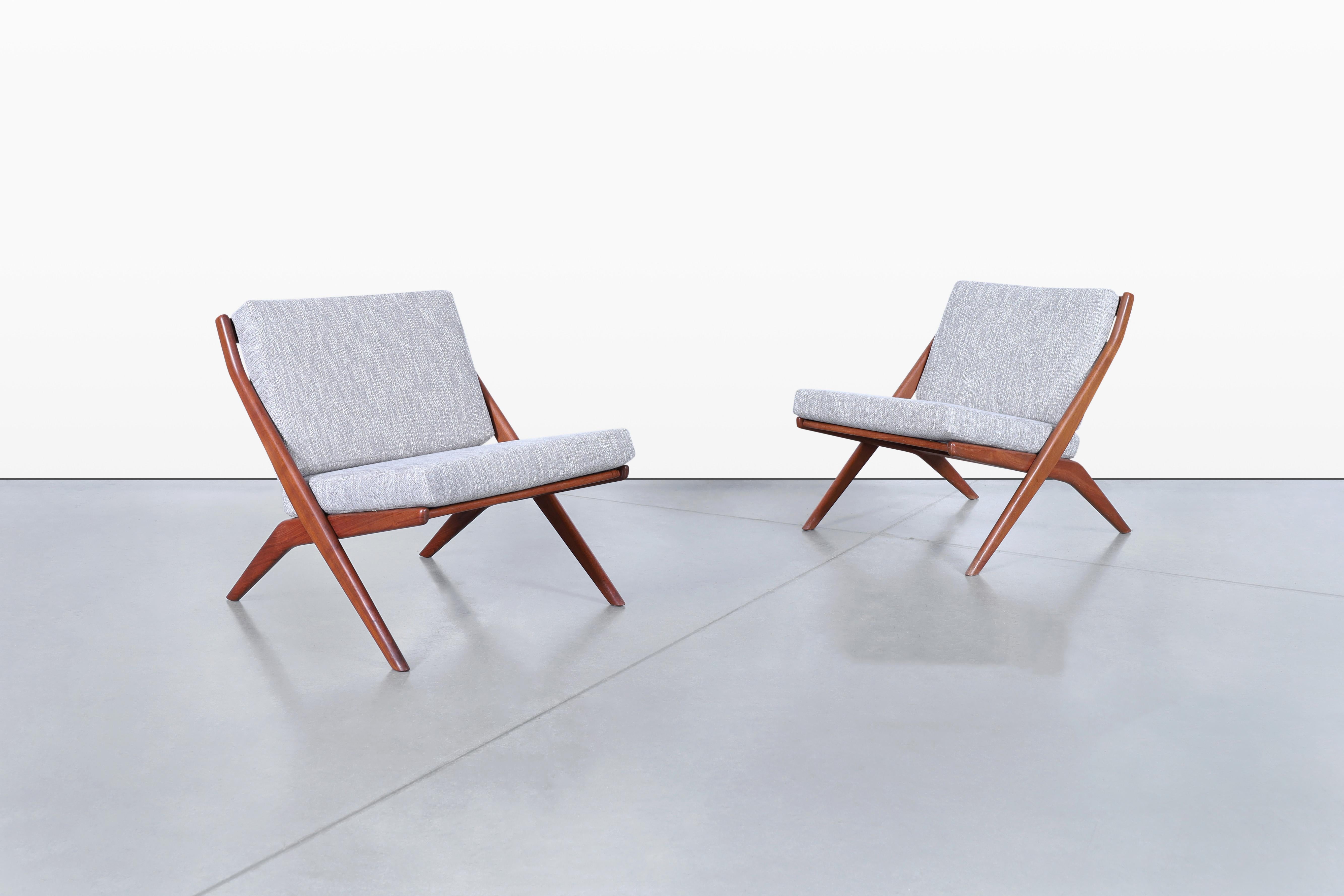 Voici une superbe paire de chaises longues vintage qui incarnent l'élégance du design scandinave, fabriquées par Folke Ohlsson pour Dux of Sweden dans les années 1950. Ces chaises ne sont pas de simples meubles, ce sont des œuvres d'art qui