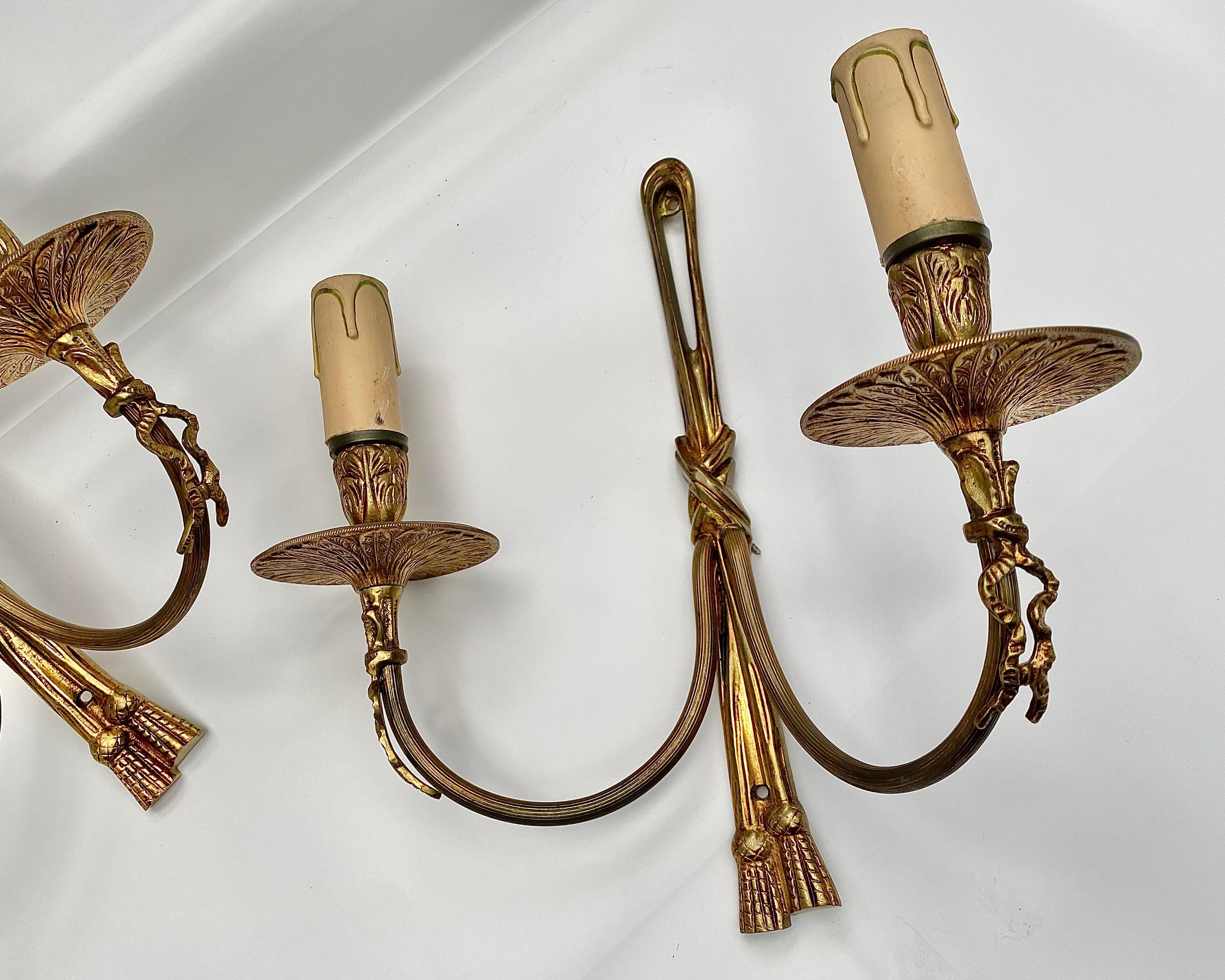 Queste splendide applique francesi d'epoca sono una vera e propria incarnazione dell'eleganza moderna di metà secolo.

Risalente agli anni '60, questa coppia di lampade da parete vanta un design senza tempo che unisce senza sforzo il fascino