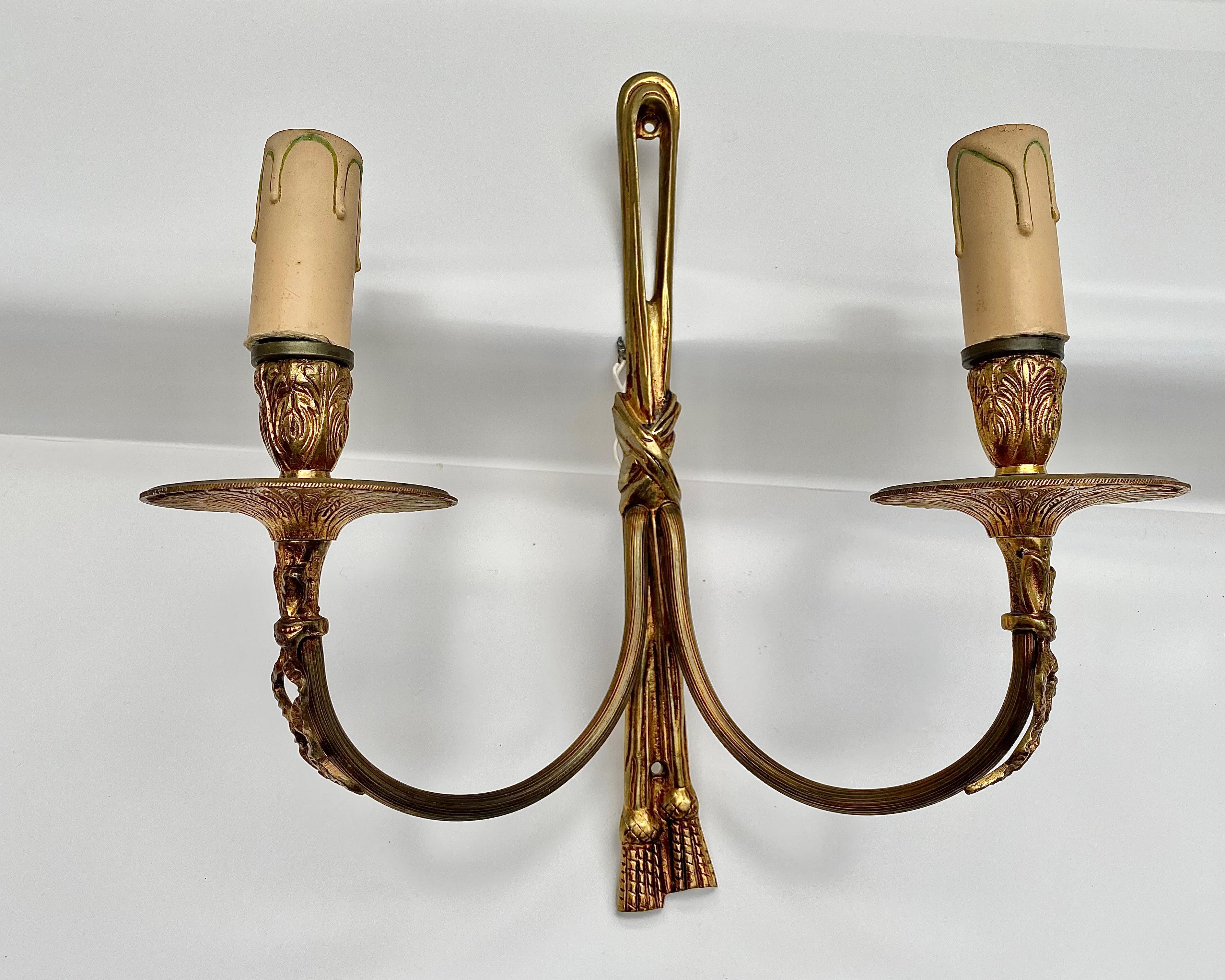 Art Déco Set di luci francesi d'epoca in ottone e bronzo a doppia luce in vendita