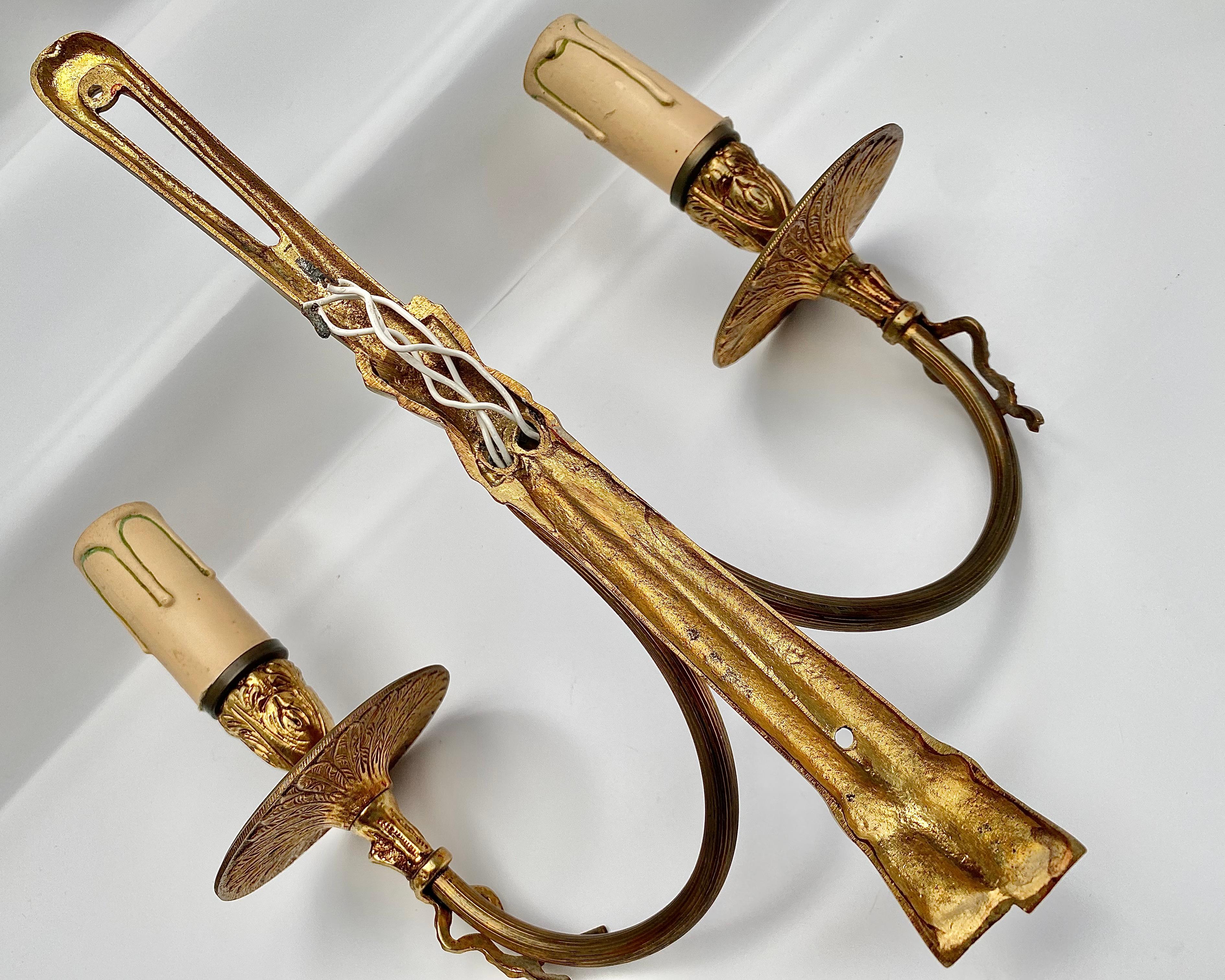 Set di luci francesi d'epoca in ottone e bronzo a doppia luce In condizioni ottime in vendita a Bastogne, BE