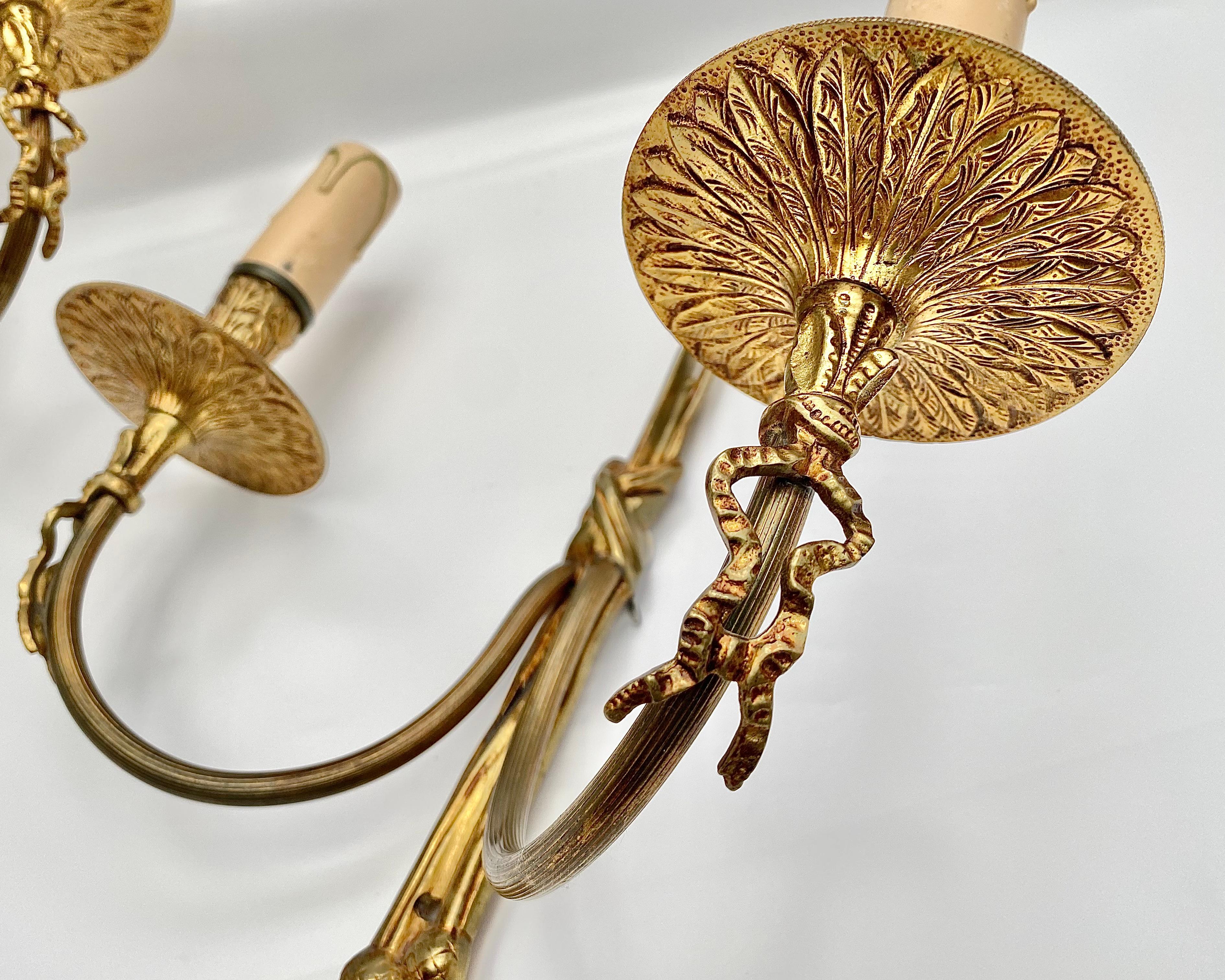 Metà XX secolo Set di luci francesi d'epoca in ottone e bronzo a doppia luce in vendita