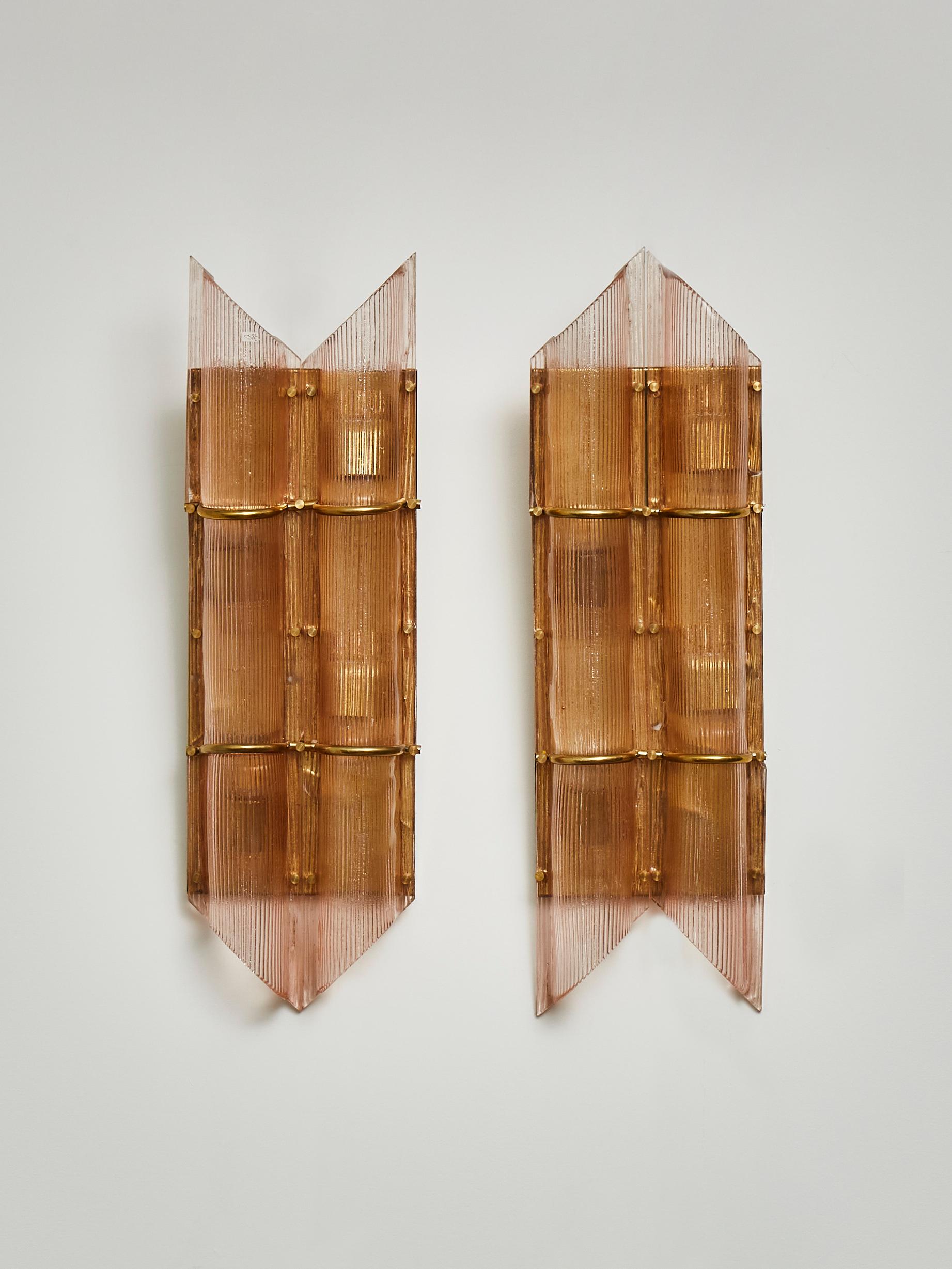 Elegant pair of vintage wall sconces in brass with tainted Murano glass.
Italy, 1970s.