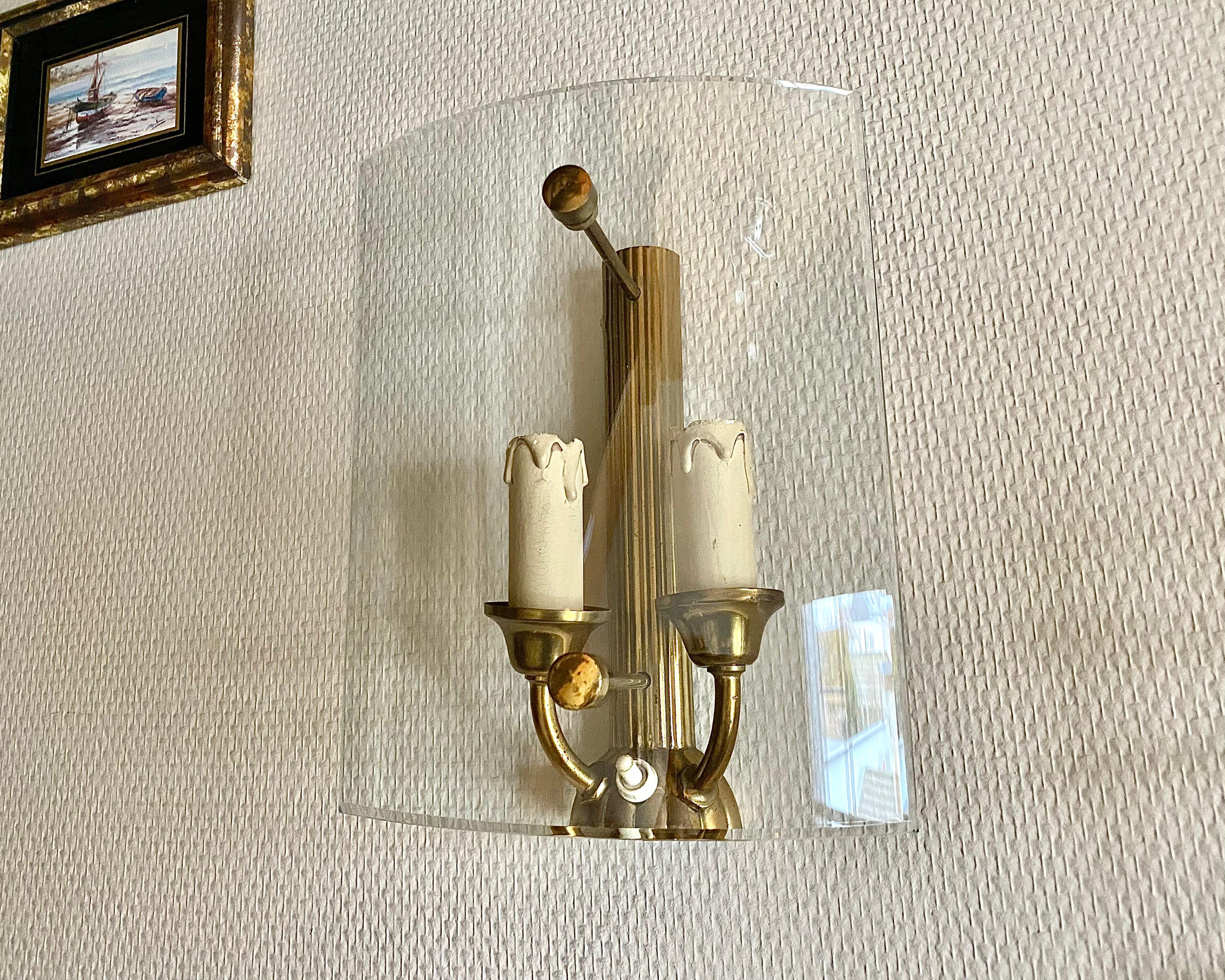 Français Appliques vintage néoclassiques/Art déco en laiton, abat-jours en verre incurvés, 1970 en vente