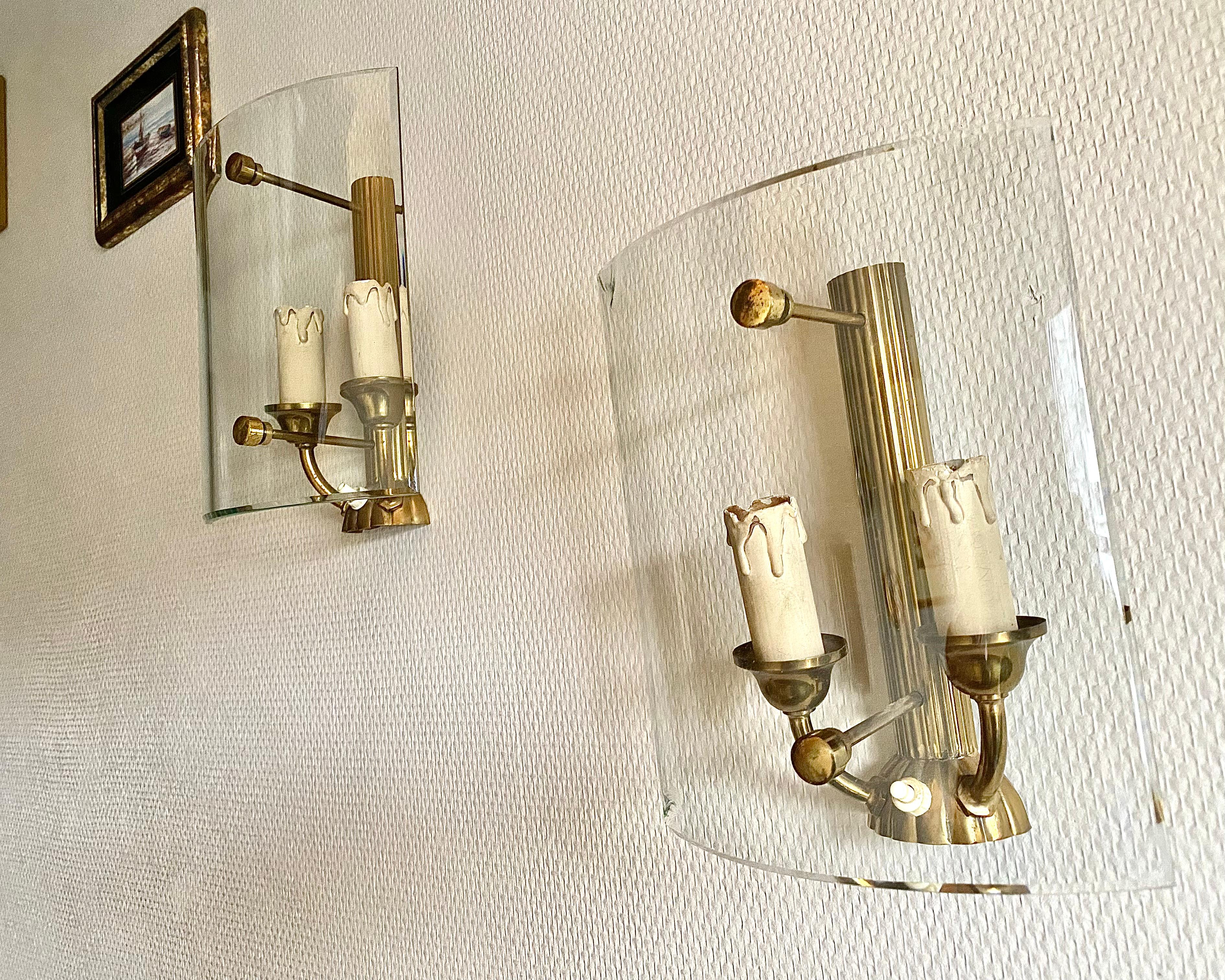 Appliques vintage néoclassiques/Art déco en laiton, abat-jours en verre incurvés, 1970 Bon état - En vente à Bastogne, BE