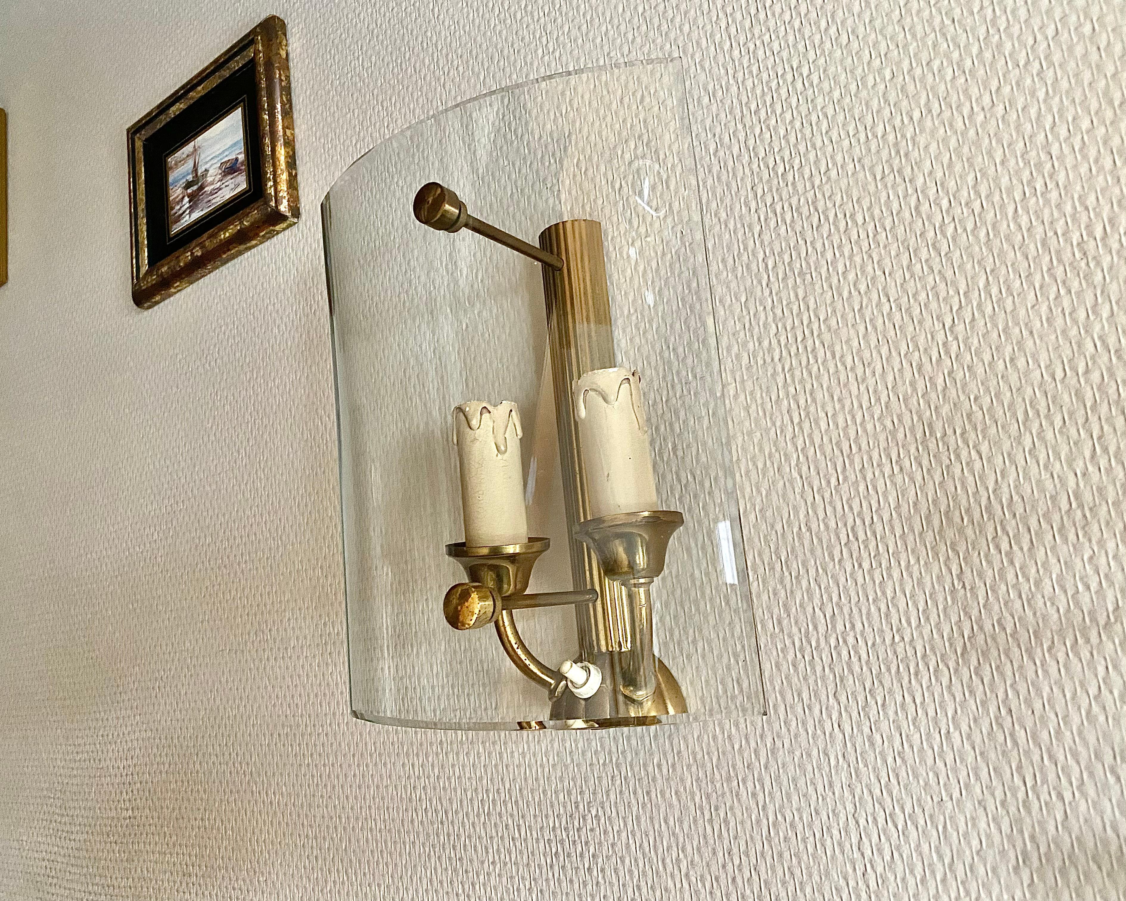Fin du 20e siècle Appliques vintage néoclassiques/Art déco en laiton, abat-jours en verre incurvés, 1970 en vente