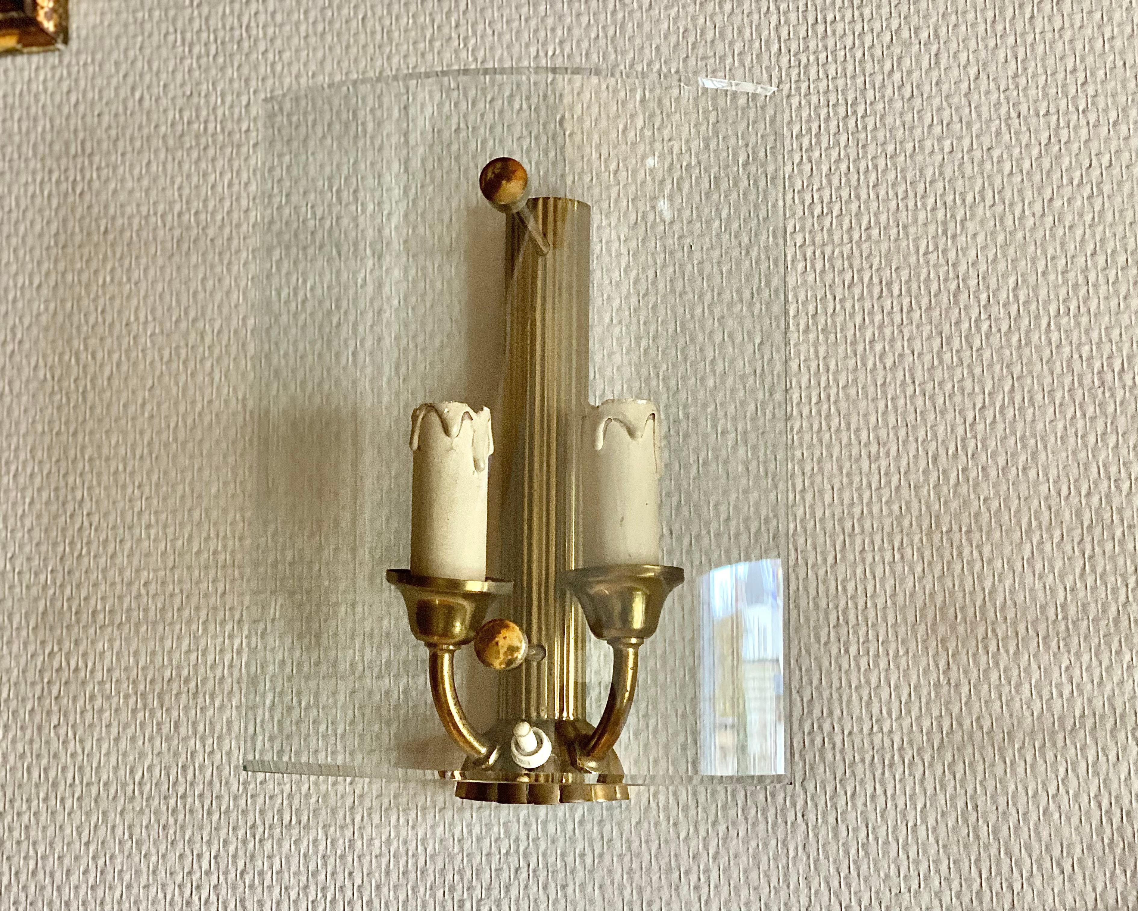 Laiton Appliques vintage néoclassiques/Art déco en laiton, abat-jours en verre incurvés, 1970 en vente