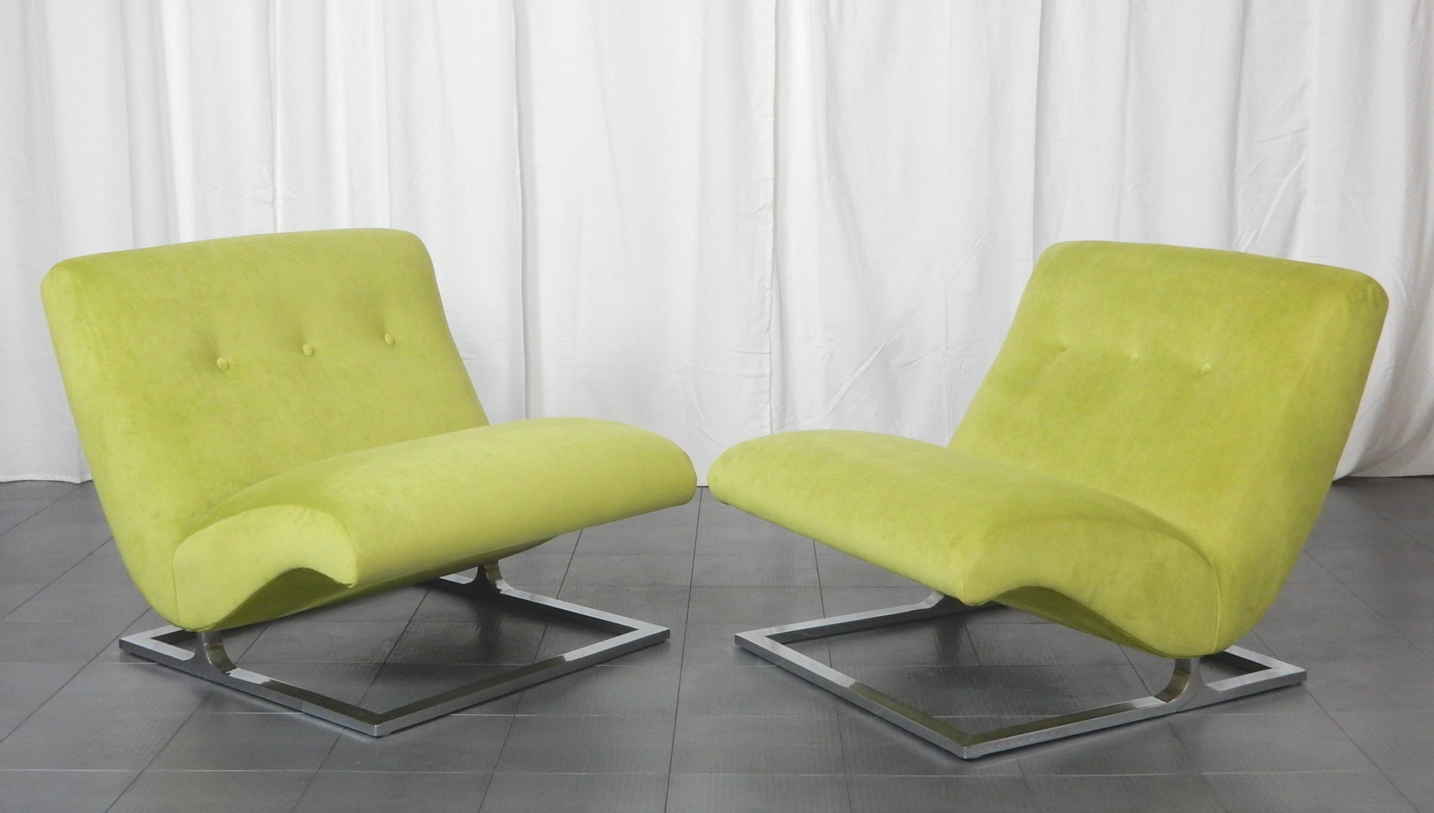 Étonnants fauteuils de salon en velours vert de l'époque disco des années 1970 
Nouvellement rembourré avec de nouvelles sangles intérieures et du Dacron.
Design/One très confortable.
