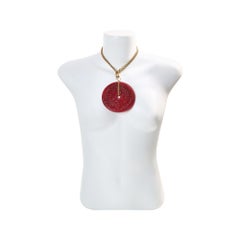 Scooter Paris vintage  Collier à disques astrologiques en résine rouge des années 1980