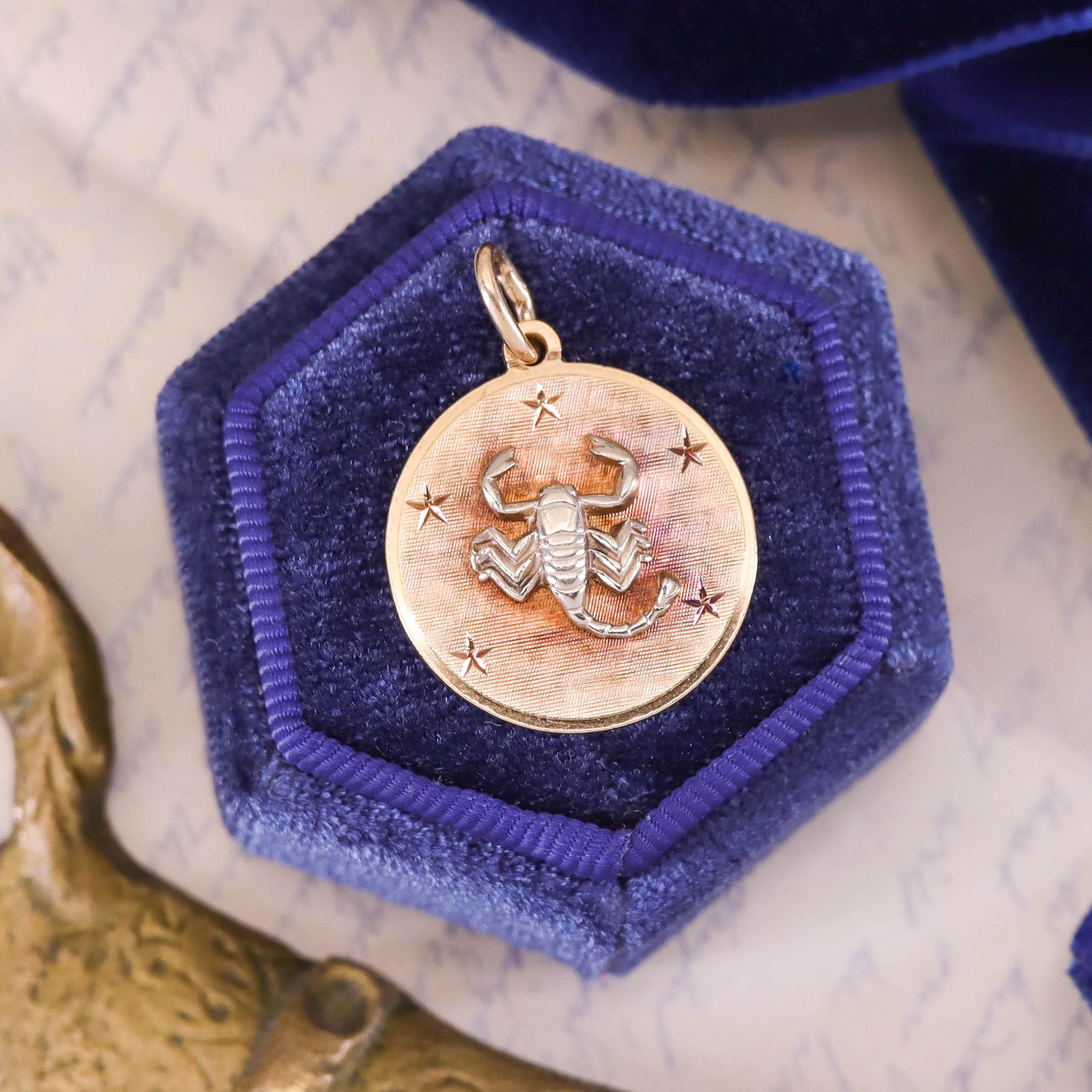 Charm d'epoca dello Zodiaco dello Scorpione in oro 14k in vendita 1
