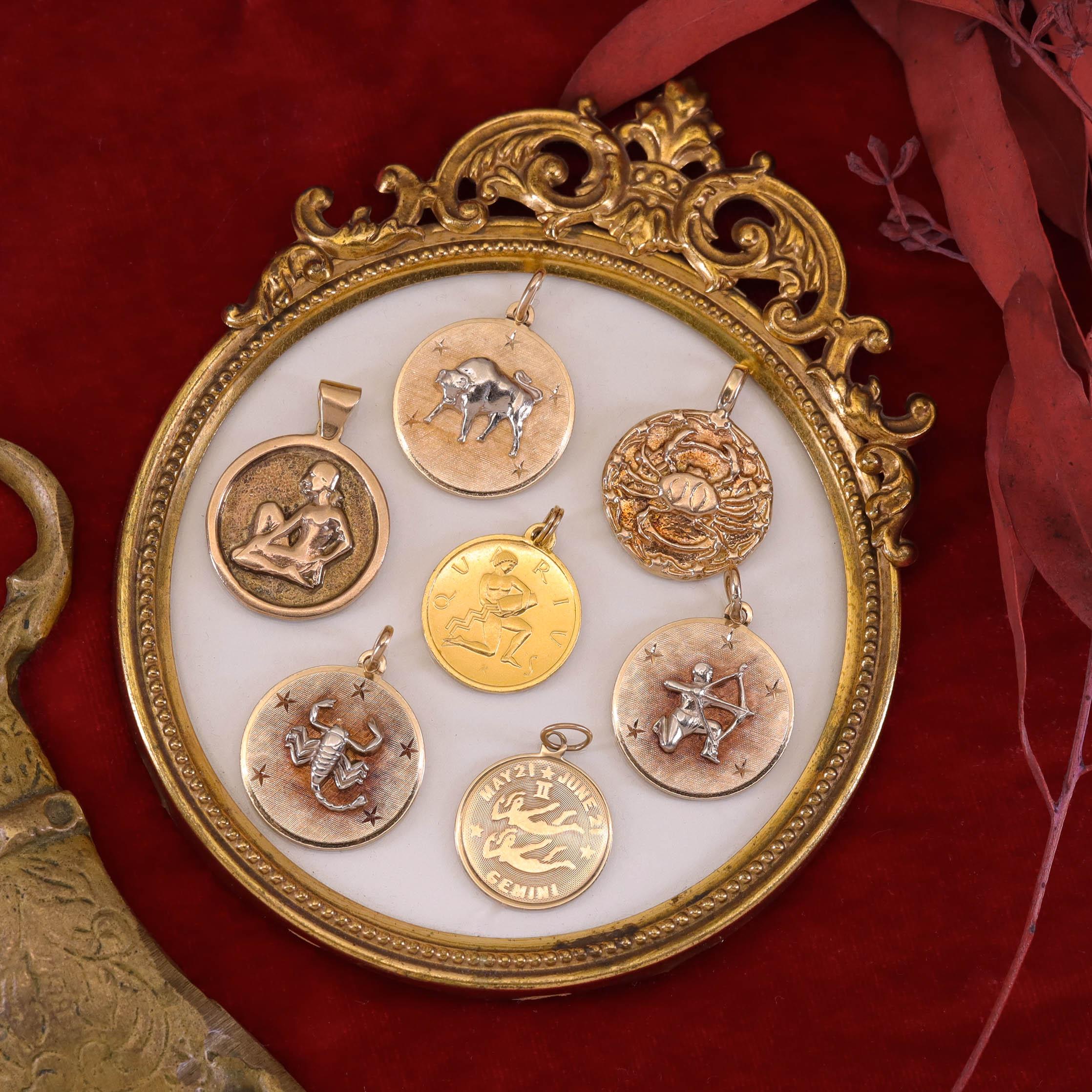 Charm d'epoca dello Zodiaco dello Scorpione in oro 14k in vendita 2