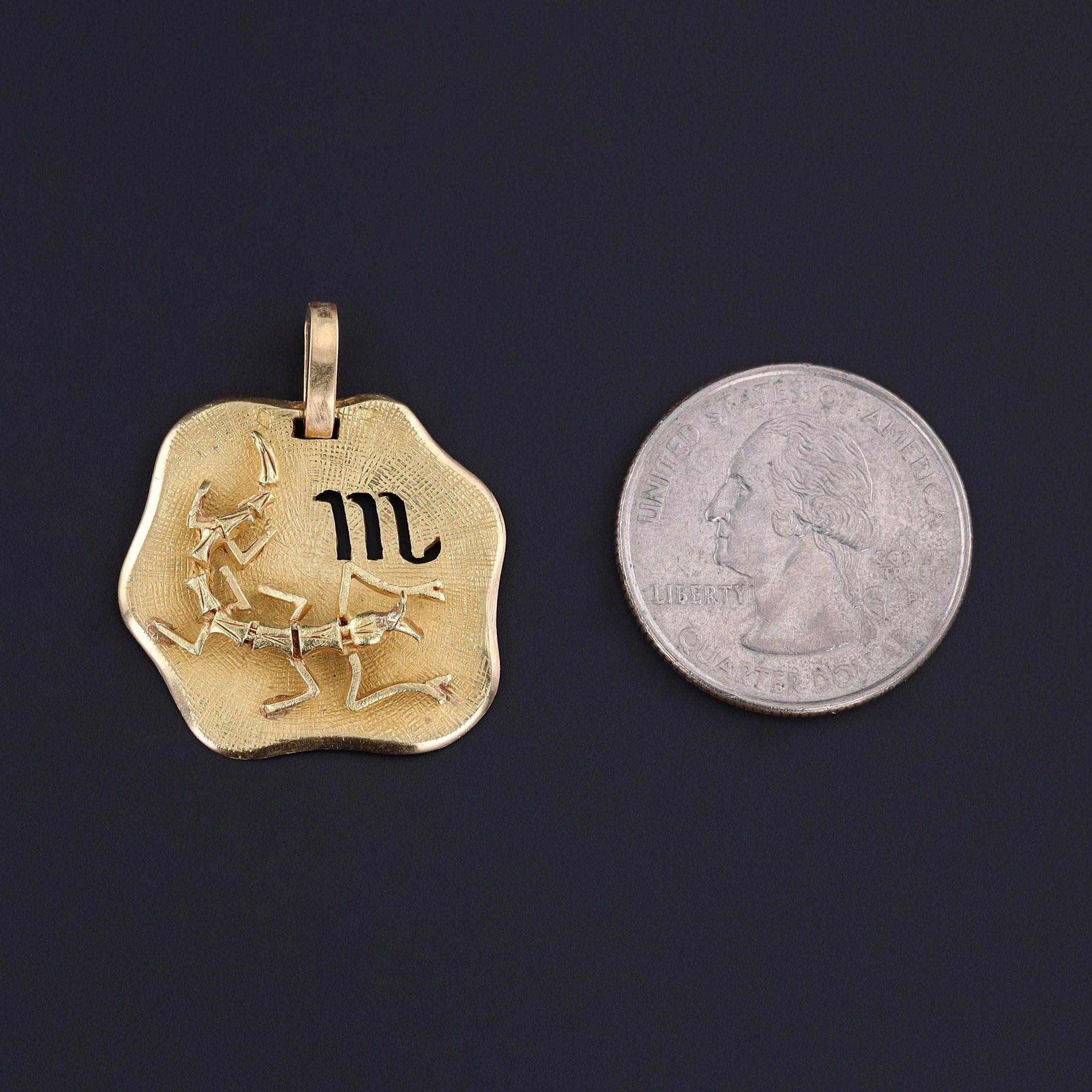 Vintage Skorpion Zodiac Anhänger: Ein 18-karätiger Goldanhänger aus dem späten 20. Jahrhundert (ca. 1980-2000), der einen auffälligen Skorpion und das Zodiac-Symbol des Skorpions zeigt.

Das Stück misst 1,2 Zoll von der Spitze des Bügels bis zum