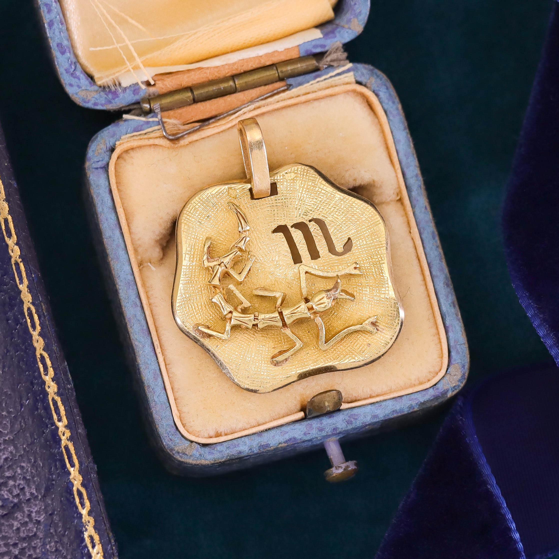 Vintage Skorpion Zodiac Anhänger von 18k Gold im Angebot 1