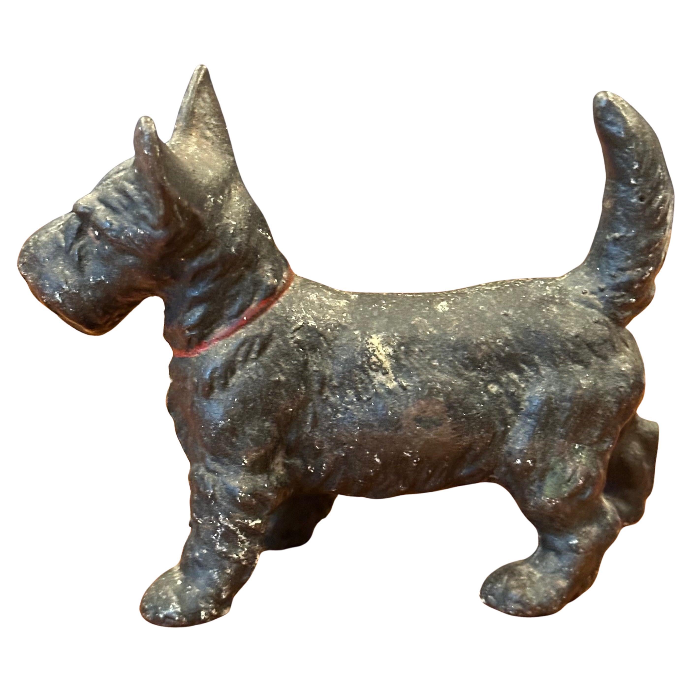 A wonderful vintage Scottie dog cast iron dor stop or sculpture, circa 1940s. The piece is in very good vintage condition and measures 6.5