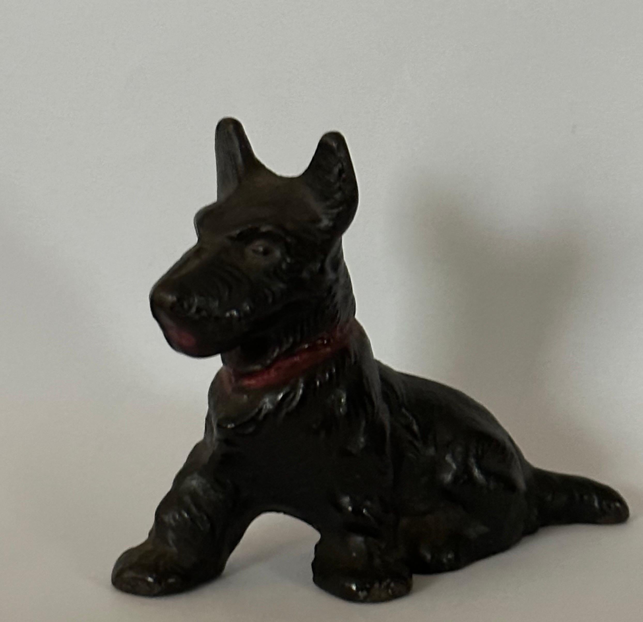 A wonderful vintage Scottie dog cast iron paperweight, circa 1940s. The piece is in very good vintage condition and measures 3.75