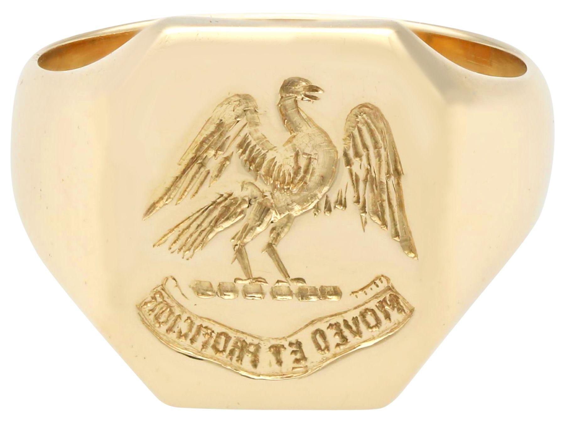 Vintage Scottish 9 Karat Yellow Gold Signet Ring 1944 In Excellent Condition For Sale In Jesmond, Newcastle Upon Tyne