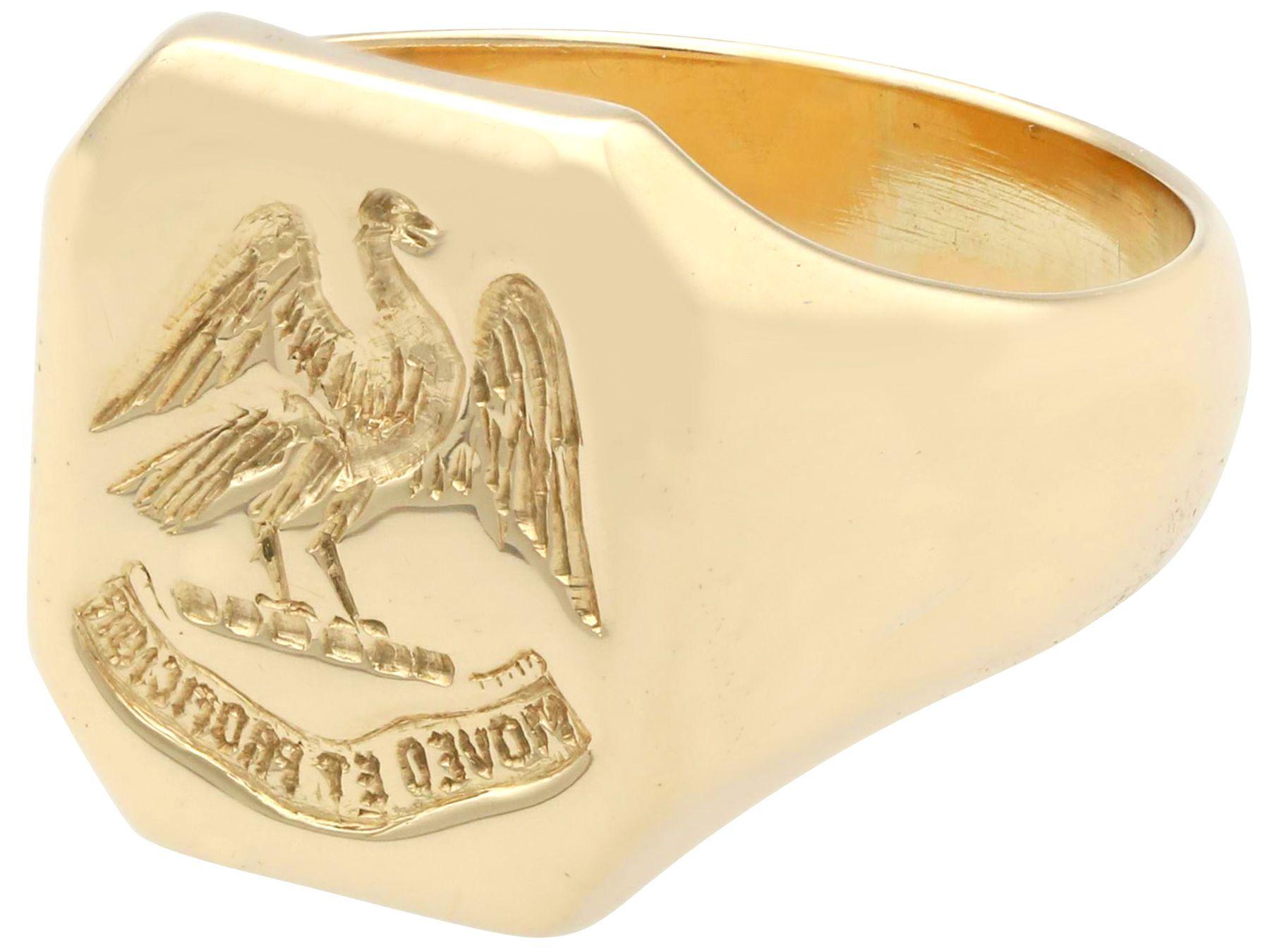 Women's or Men's Vintage Scottish 9 Karat Yellow Gold Signet Ring 1944 For Sale