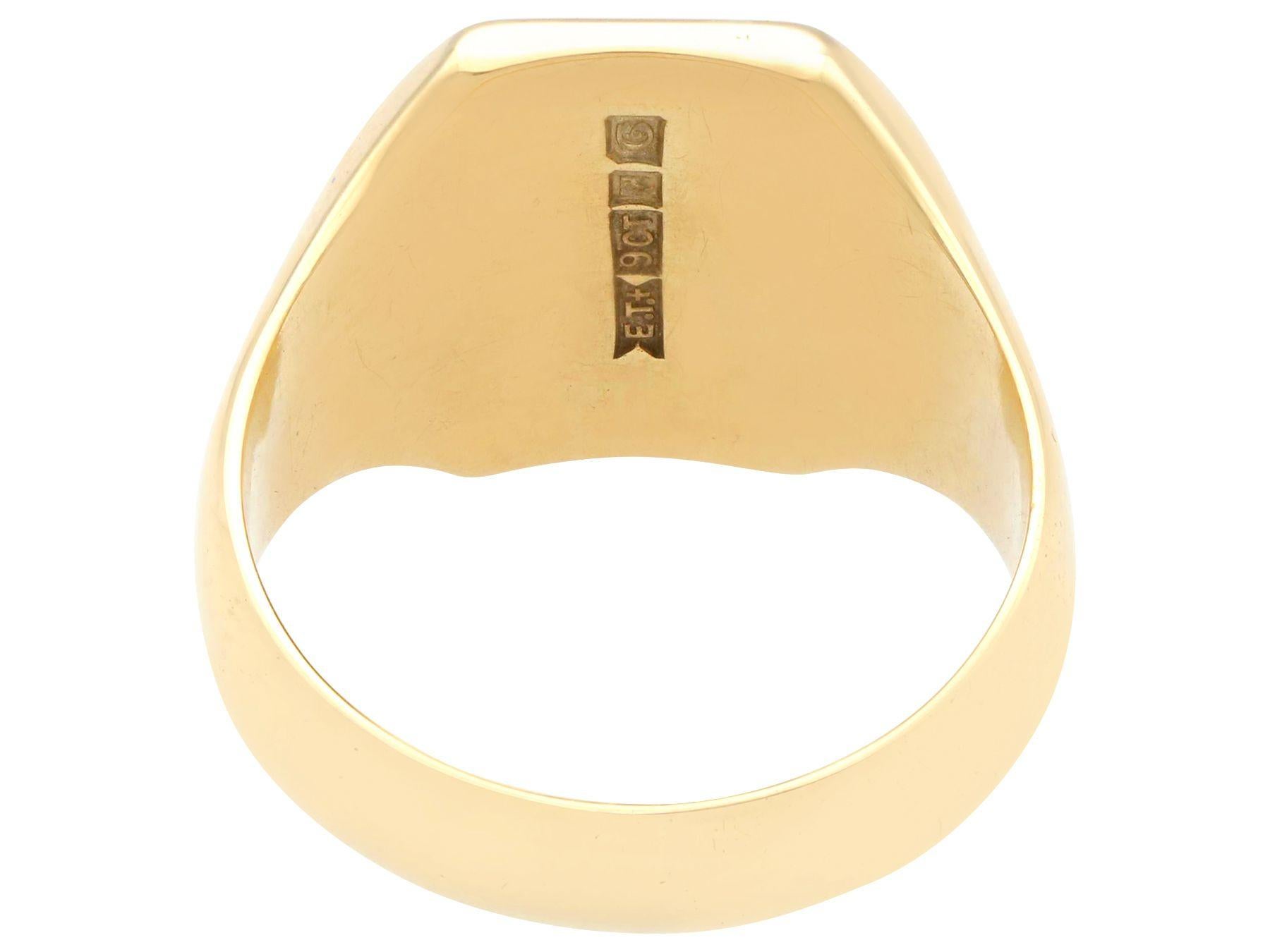 Vintage Scottish 9 Karat Yellow Gold Signet Ring 1944 For Sale 1