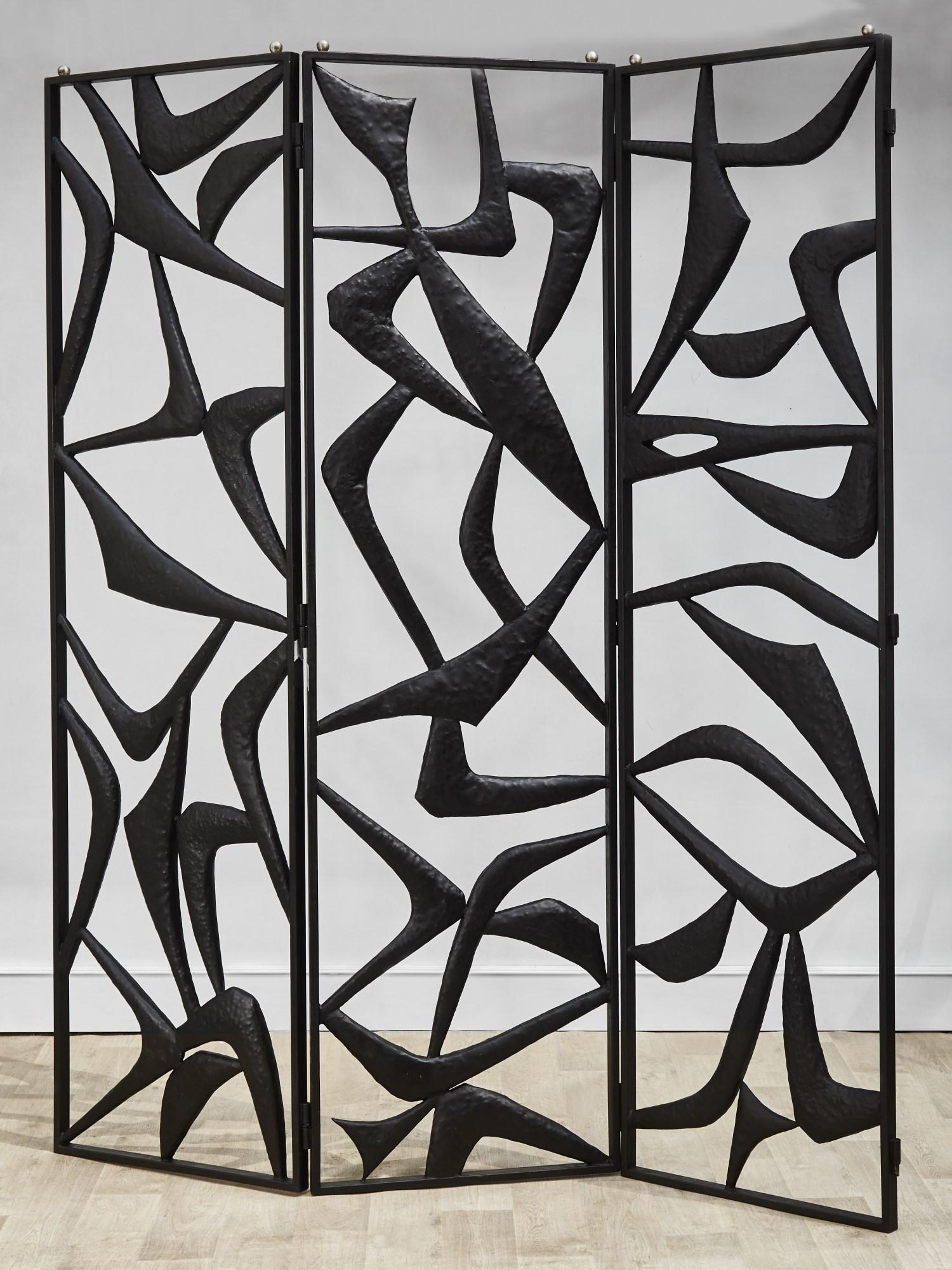 Important vintage brutalist screen composed by 3 panels in black tainted and sculpted metal.
France, 1980s.
(Pair available)

Dimensions when fully assembled: 456 x H 270 cm
Dimensions as exposed: 228 x 270 cm
Dimensions for one panel: 76 x H