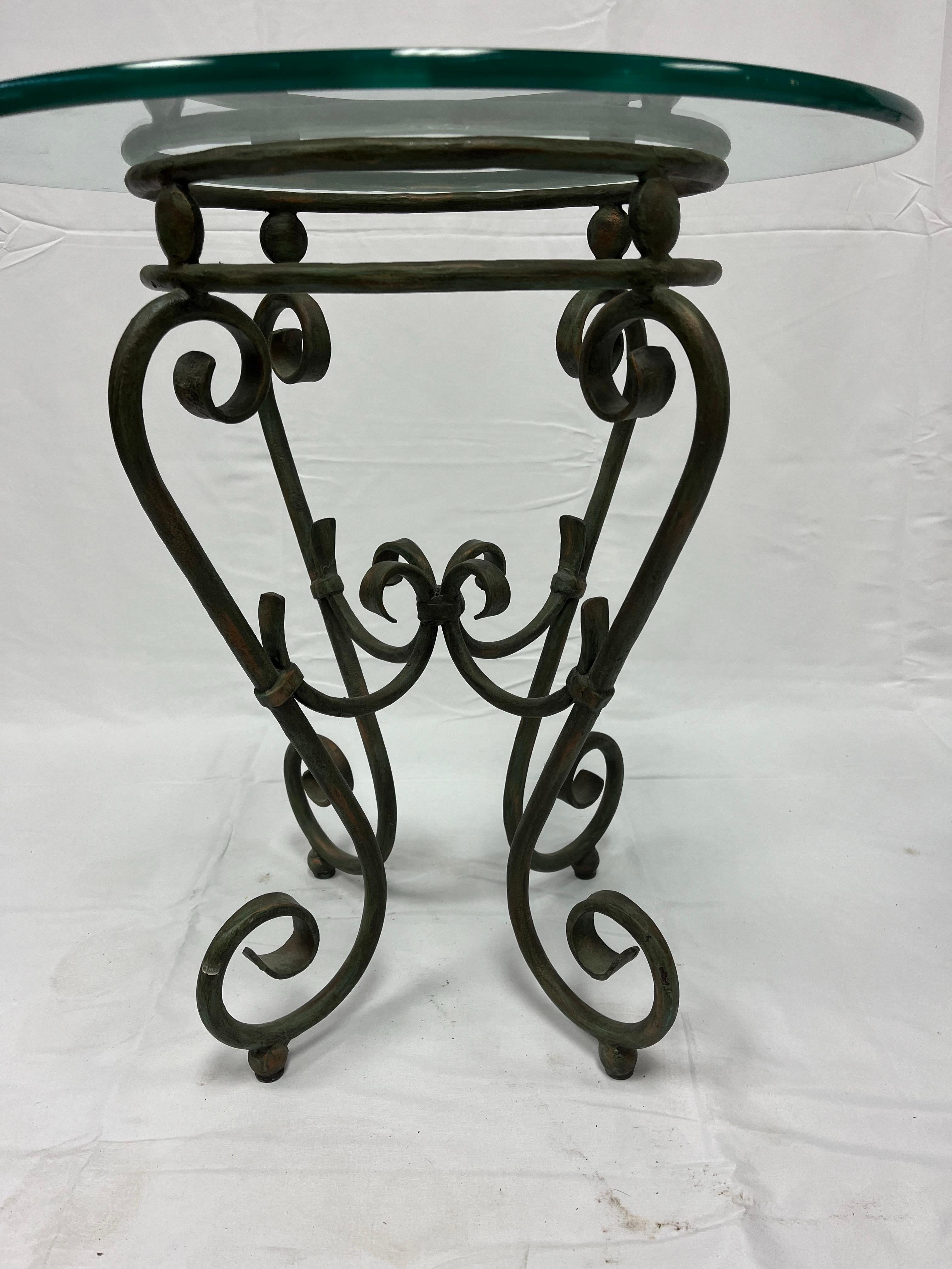 Hollywood Regency Tables d'appoint vintage en fer à volutes avec plateau en verre en vente