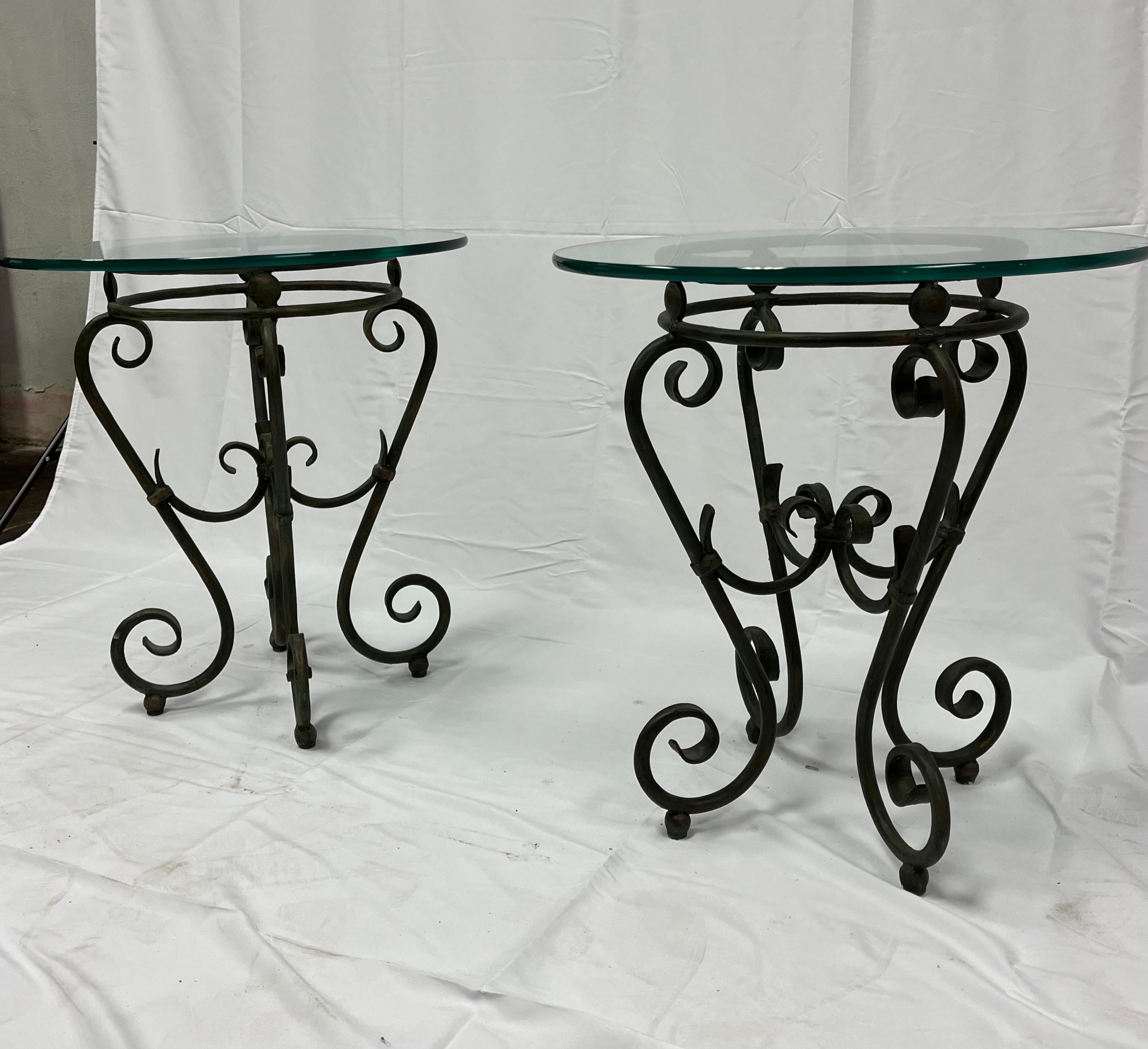 Inconnu Tables d'appoint vintage en fer à volutes avec plateau en verre en vente