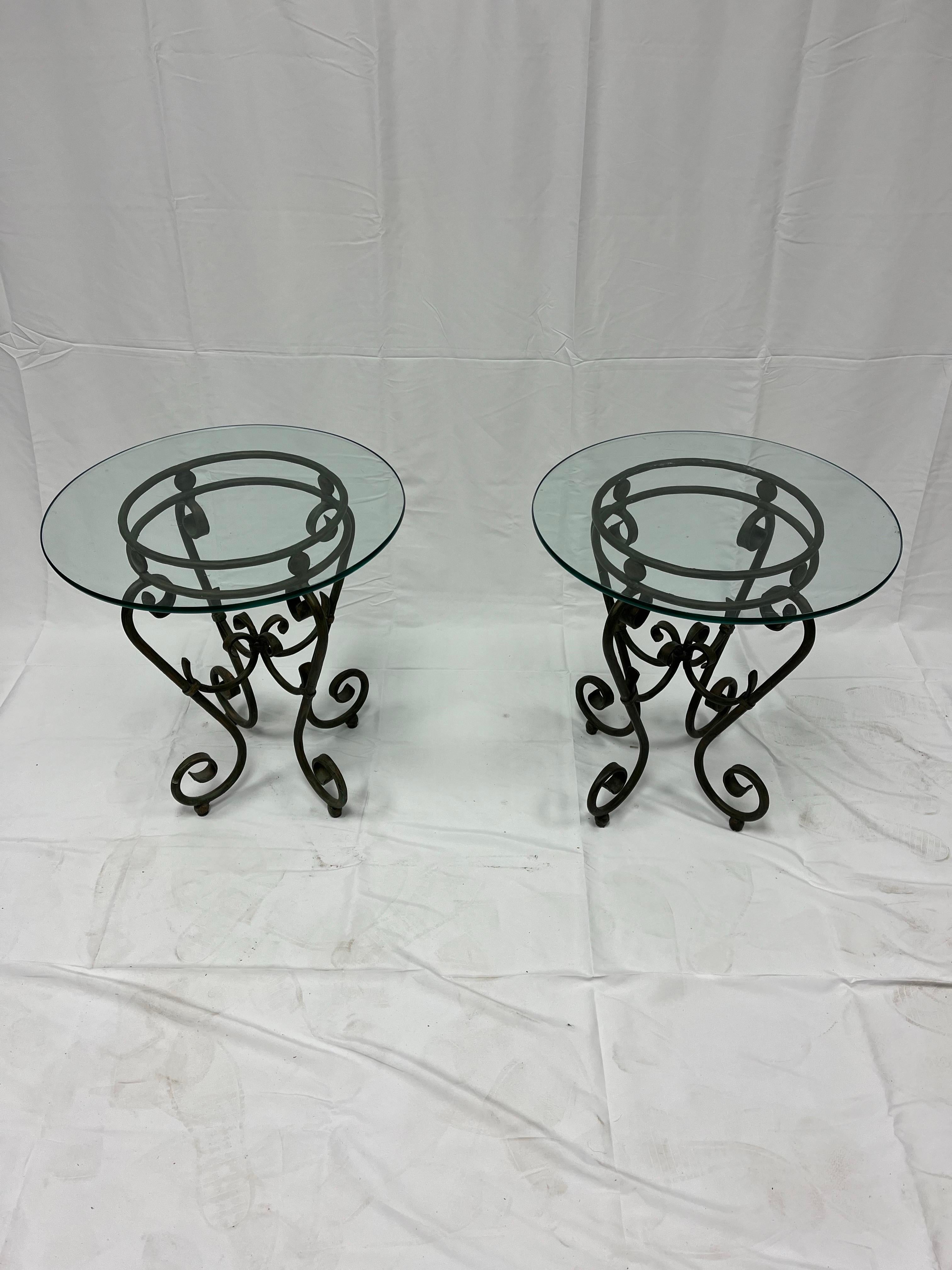 Tables d'appoint vintage en fer à volutes avec plateau en verre Bon état - En vente à W Allenhurst, NJ