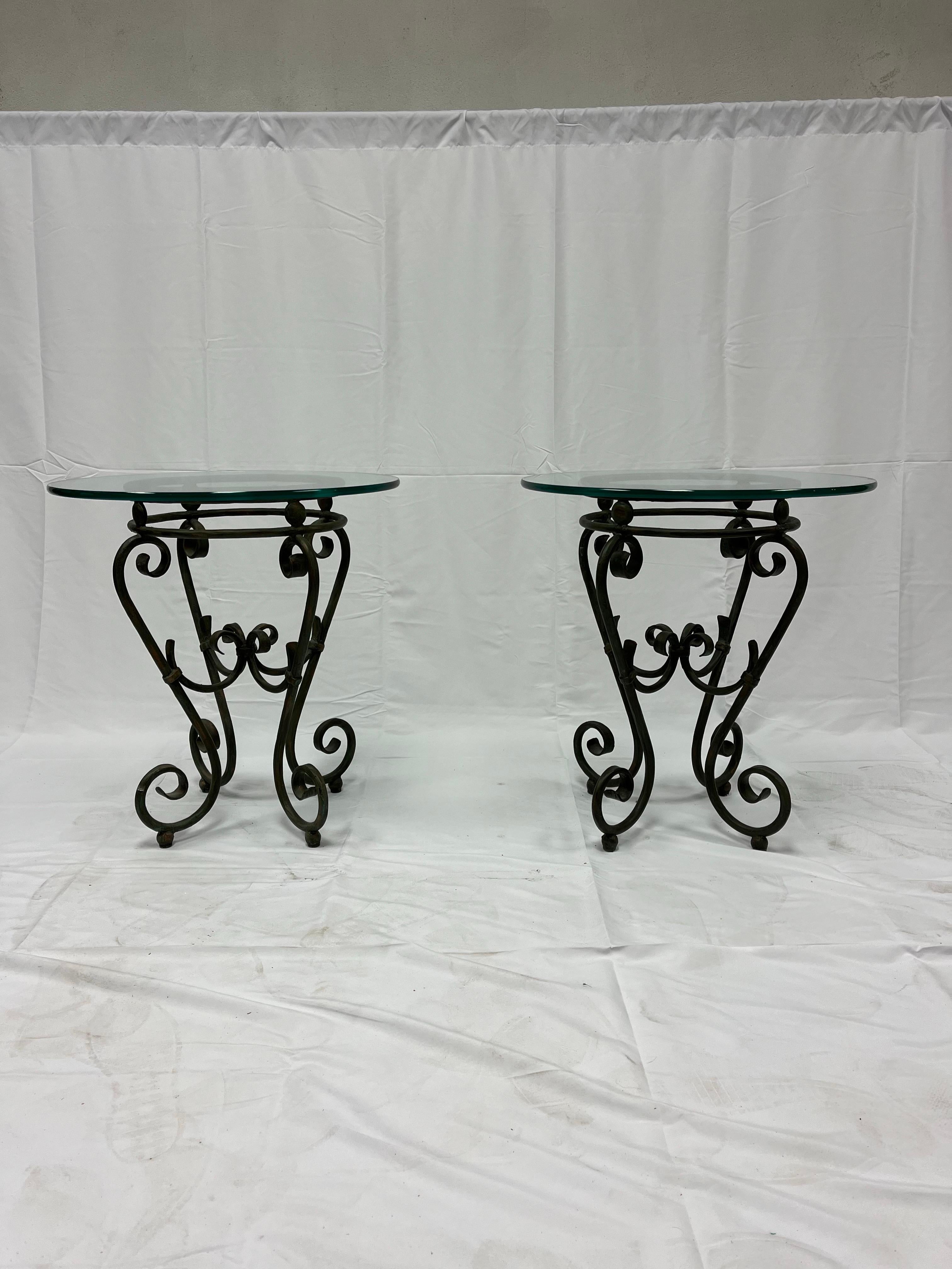 20ième siècle Tables d'appoint vintage en fer à volutes avec plateau en verre en vente