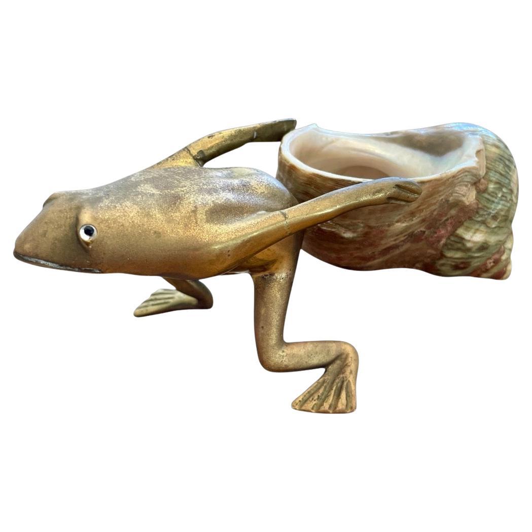 Rana scolpita in bronzo vintage che tira la conchiglia del turbante verde, firmata dall
artista