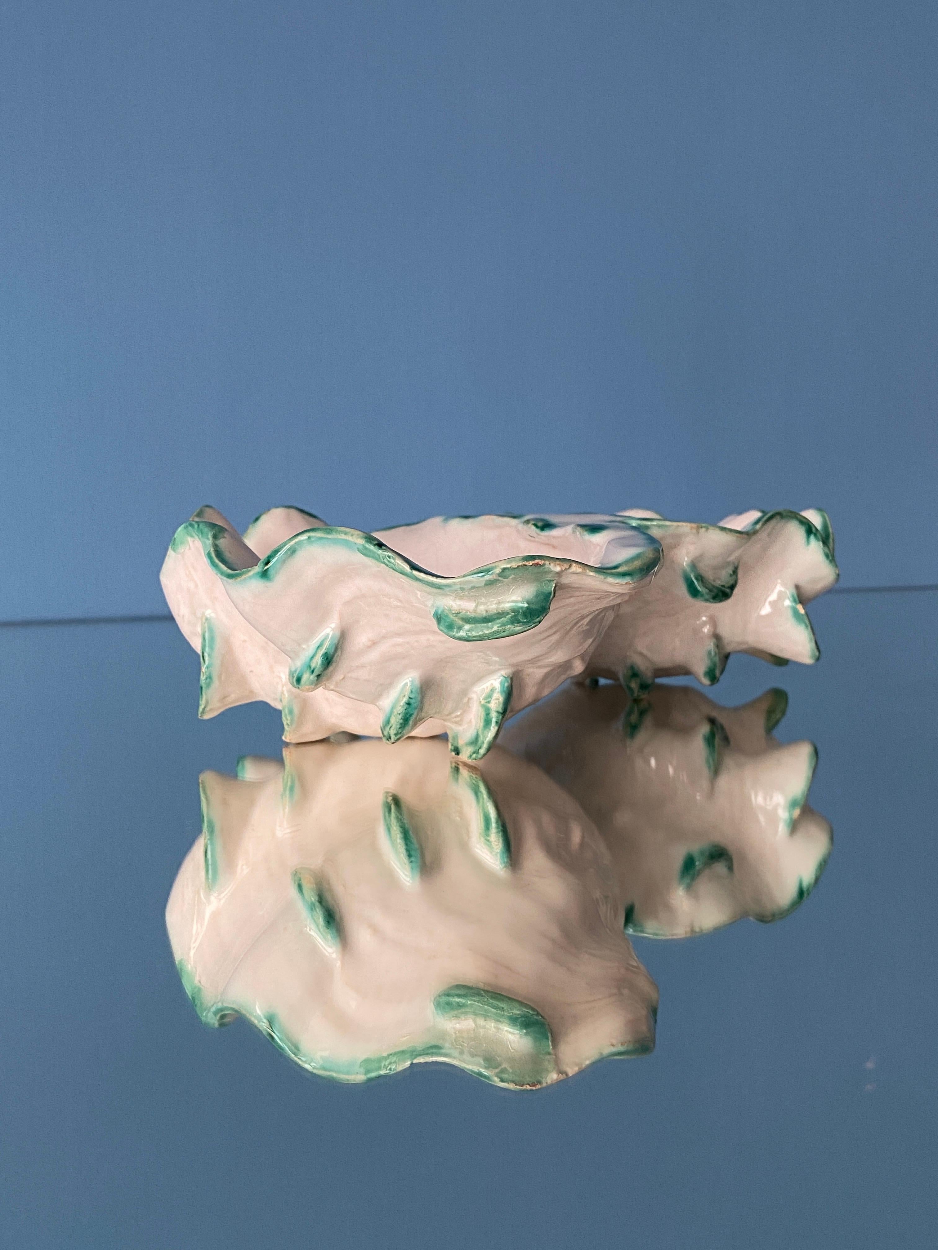Vintage Sculpted Ceramic Vide-Poche Shell in White and Green, France, 1950s In Good Condition For Sale In Copenhagen K, DK