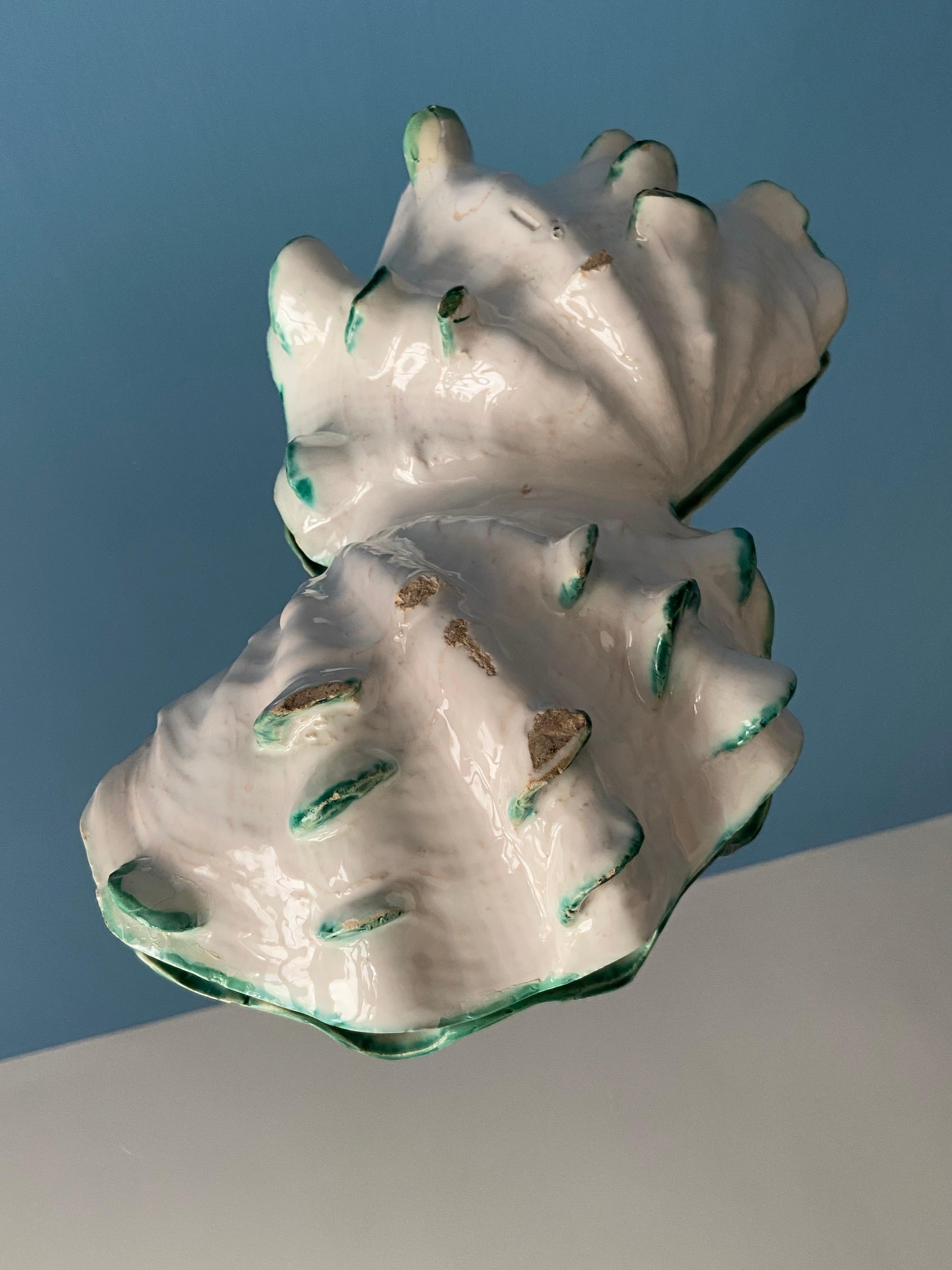 Vintage Sculpted Ceramic Vide-Poche Shell in White and Green, France, 1950s For Sale 1
