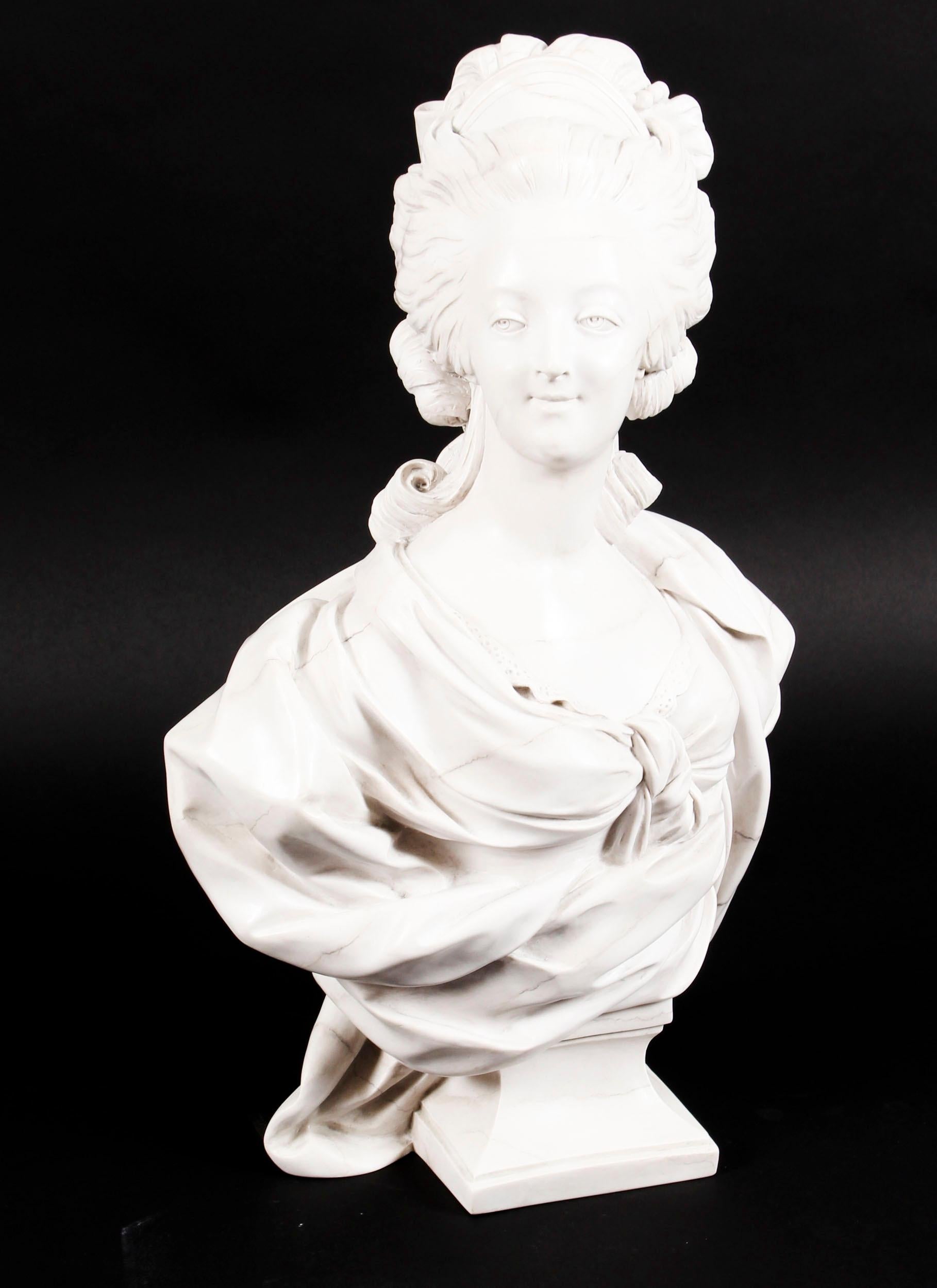 Si tratta di un busto in marmo composito splendidamente scolpito di Marie Antoinette, risalente alla fine del XX secolo.

Questa attraente scultura raffigura la Regina di Francia rivolta a destra, con un diadema regale e perle tra i capelli. Indossa