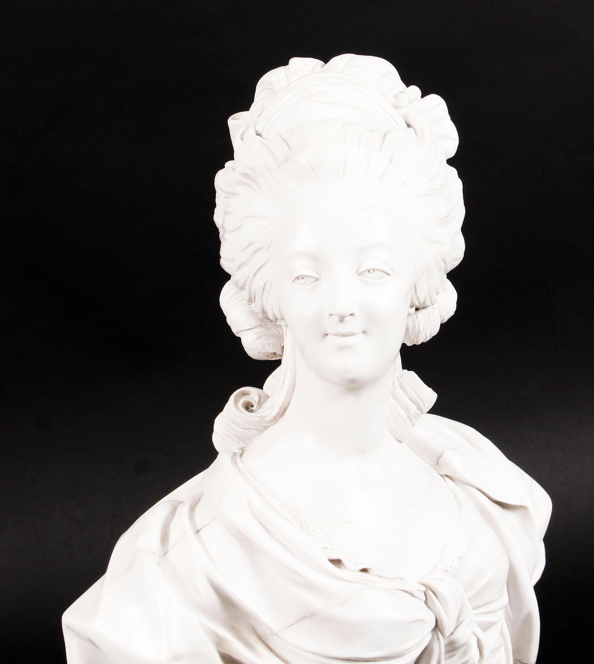 Busto scolpito d'epoca in marmo composito di Marie Antoinette fine XX secolo In condizioni buone in vendita a London, GB
