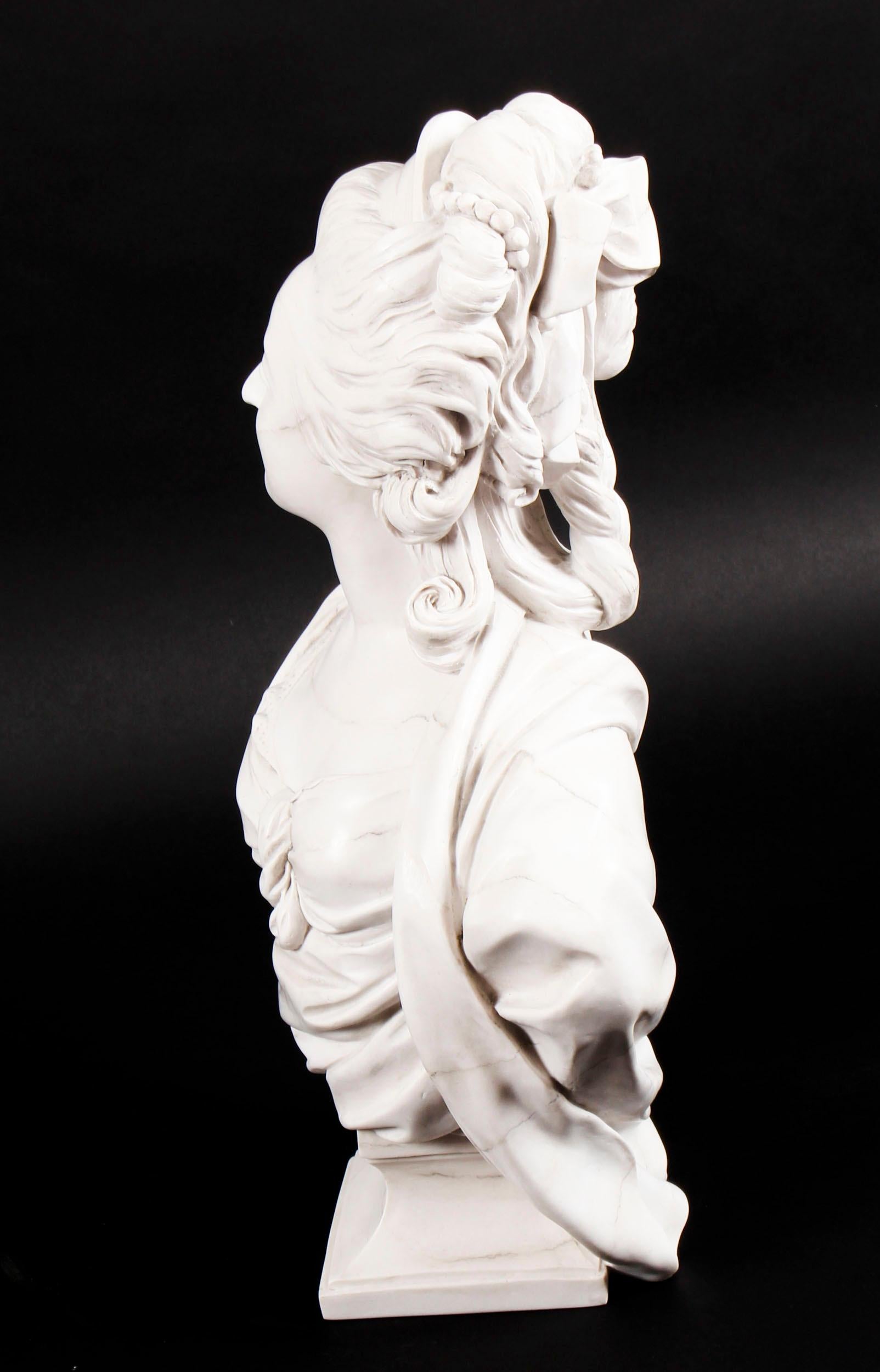 Marmo Busto scolpito d'epoca in marmo composito di Marie Antoinette fine XX secolo in vendita