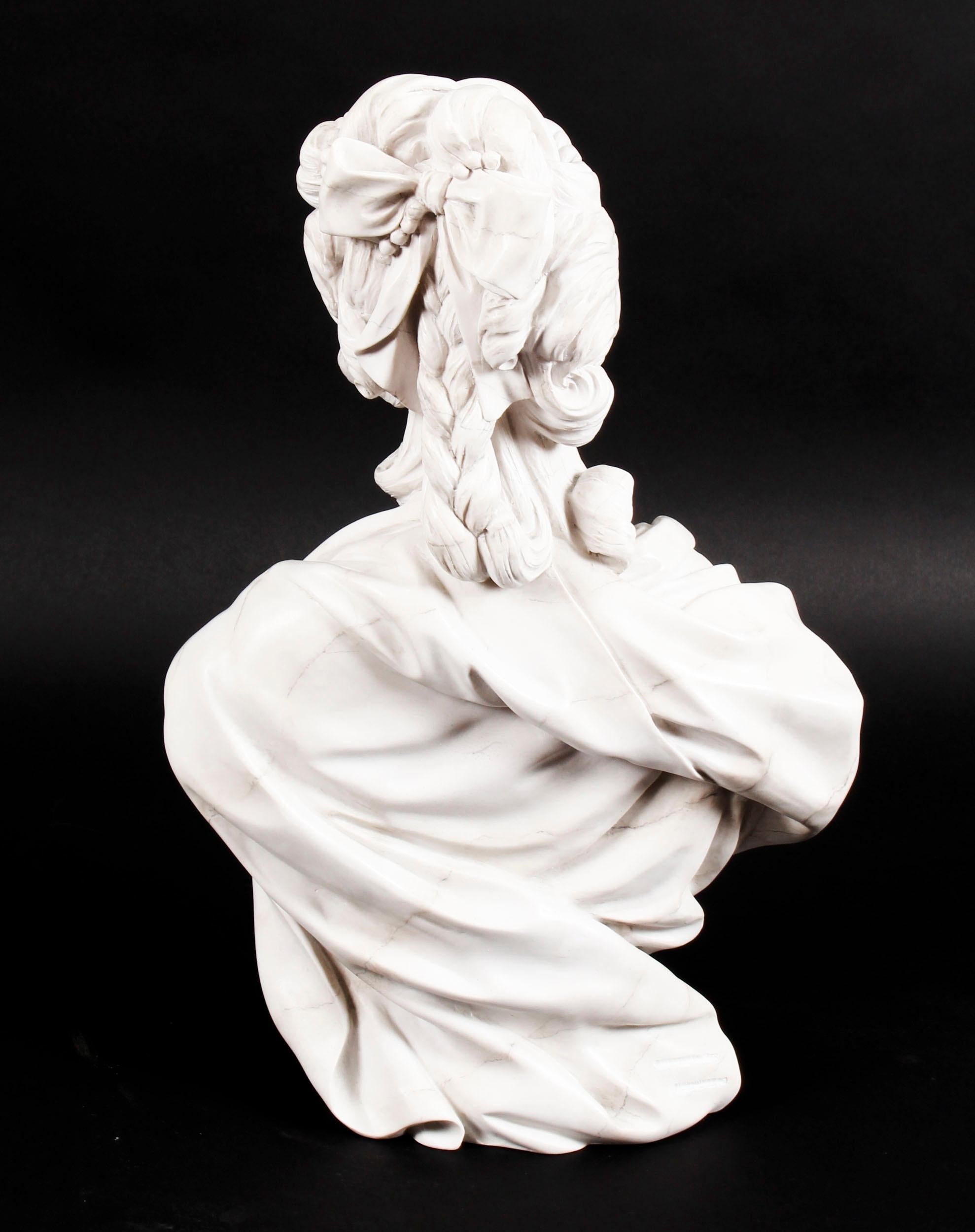 Busto scolpito d'epoca in marmo composito di Marie Antoinette fine XX secolo in vendita 3
