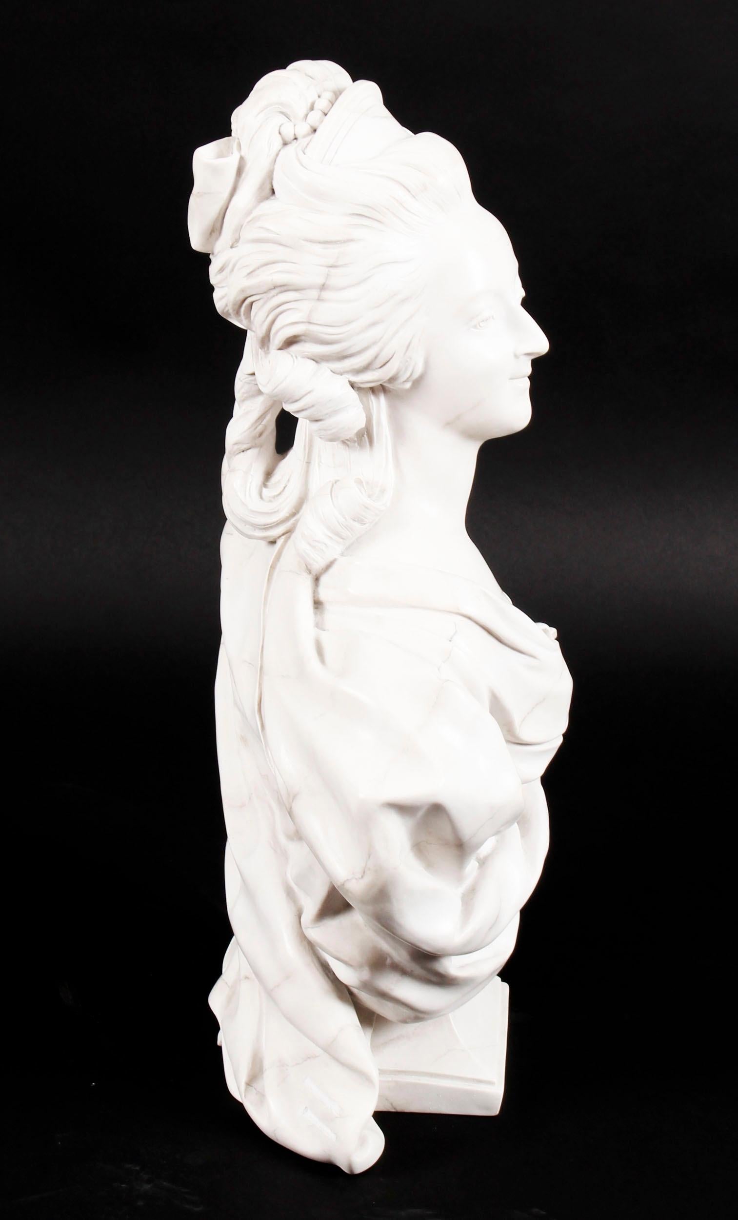 Busto scolpito d'epoca in marmo composito di Marie Antoinette fine XX secolo in vendita 4