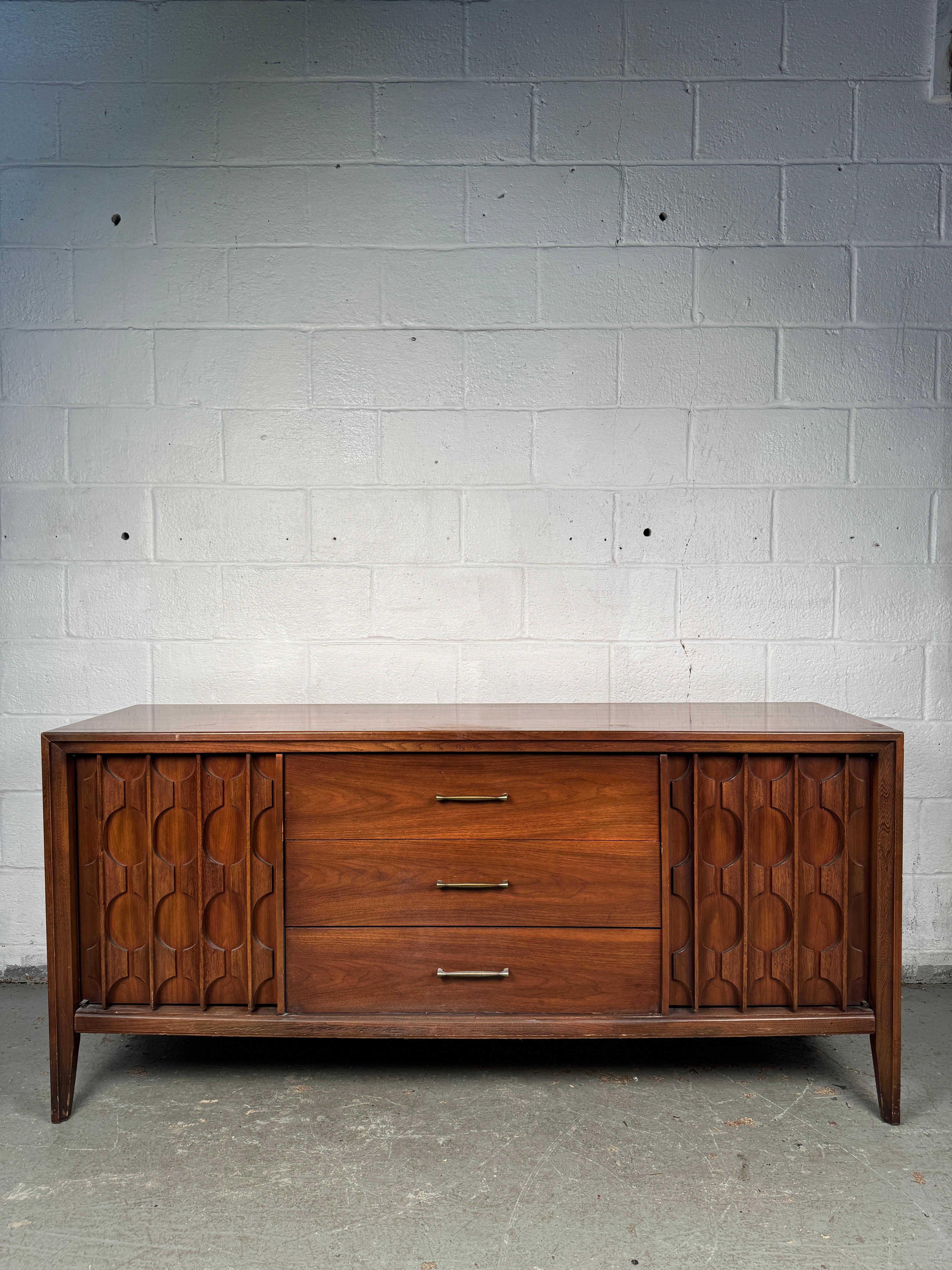 Transformez votre espace avec ce buffet moderne du milieu du siècle magnifiquement fabriqué par Kent Icone, un mélange frappant de rangement fonctionnel et de style emblématique qui définit l'époque.

Veuillez confirmer la localisation avec le